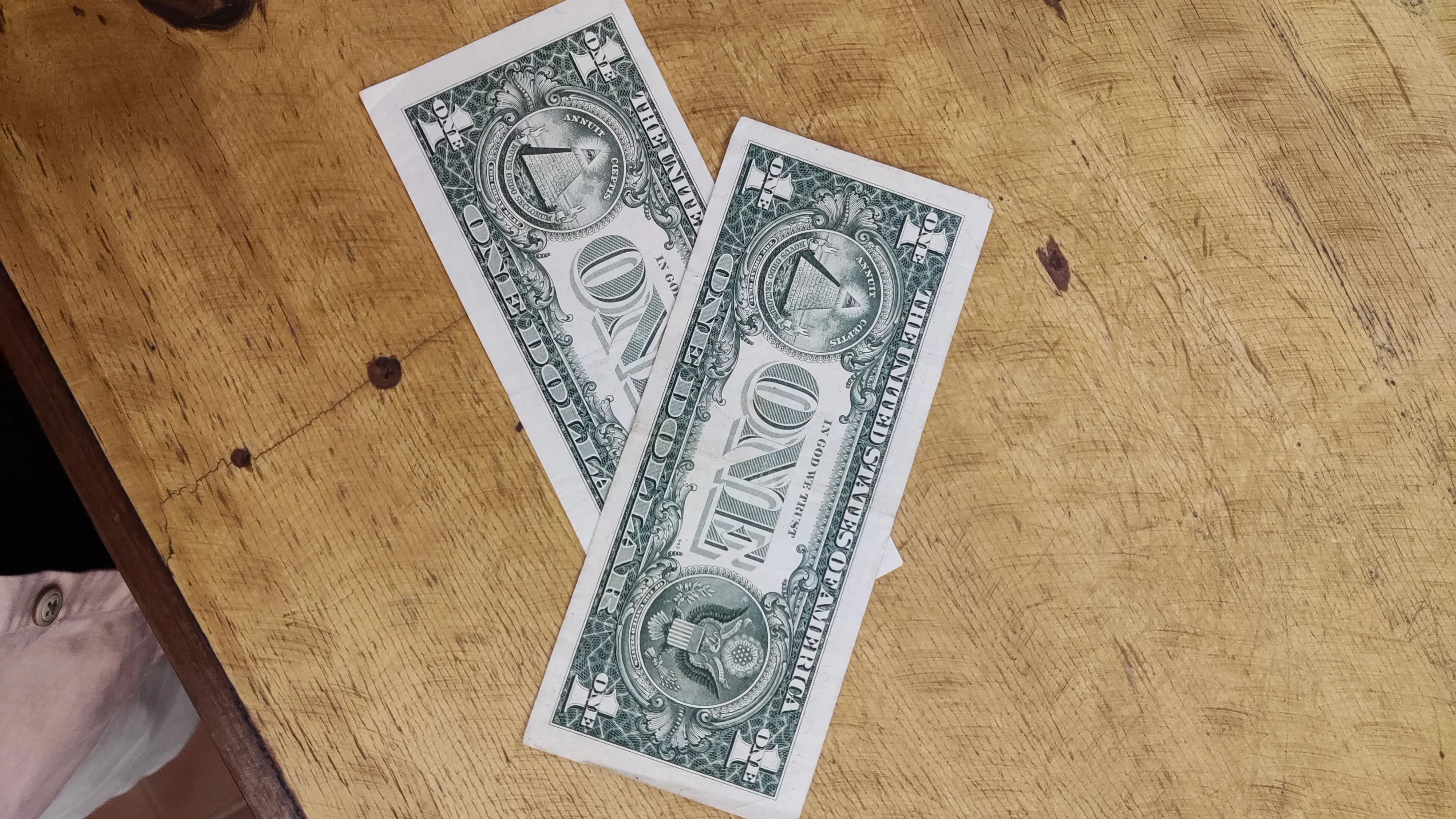 Dólar abre em queda, com foco em recuo do petróleo e reunião entre Trump e Xi Jinping