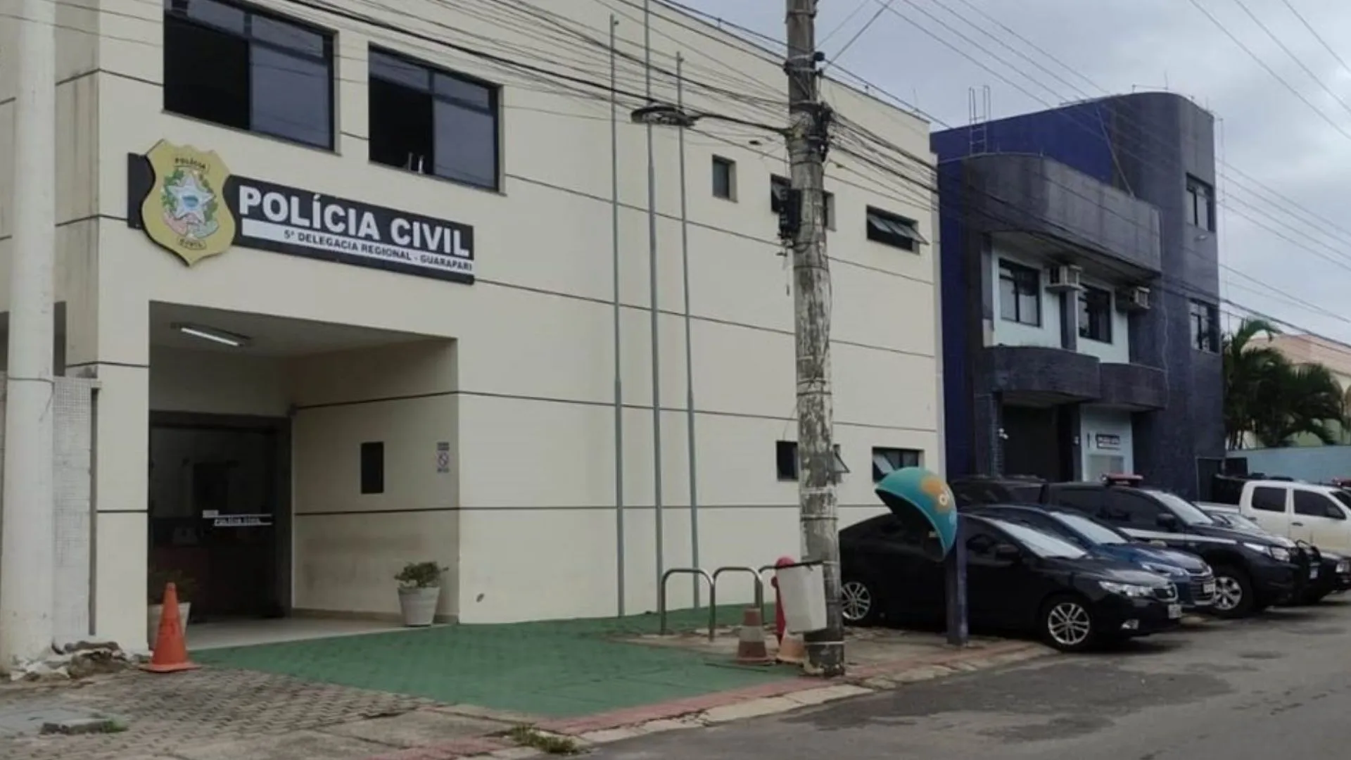 Criança de 3 anos encontra arma do tio policial sobre a cama e atira no próprio braço em Guarapari
