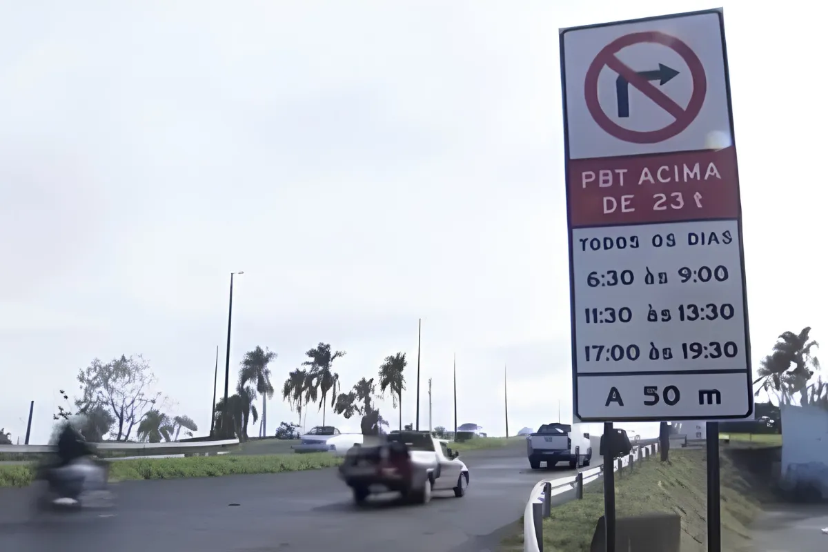 Restrição a caminhões tira cerca de 1,2 mil veículos pesados das BRs 050 e 365 no perímetro urbano de Uberlândia, diz PRF