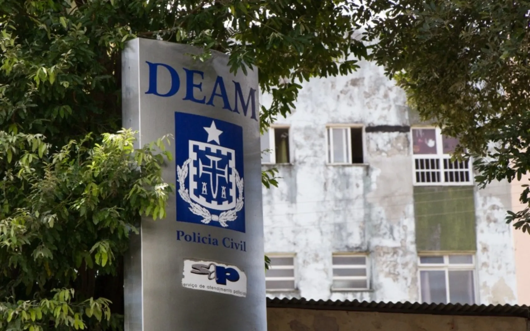 Suspeito de tentar matar ex-namorada é perseguido pela polícia, cai de telhado e sofre traumatismo craniano em Salvador