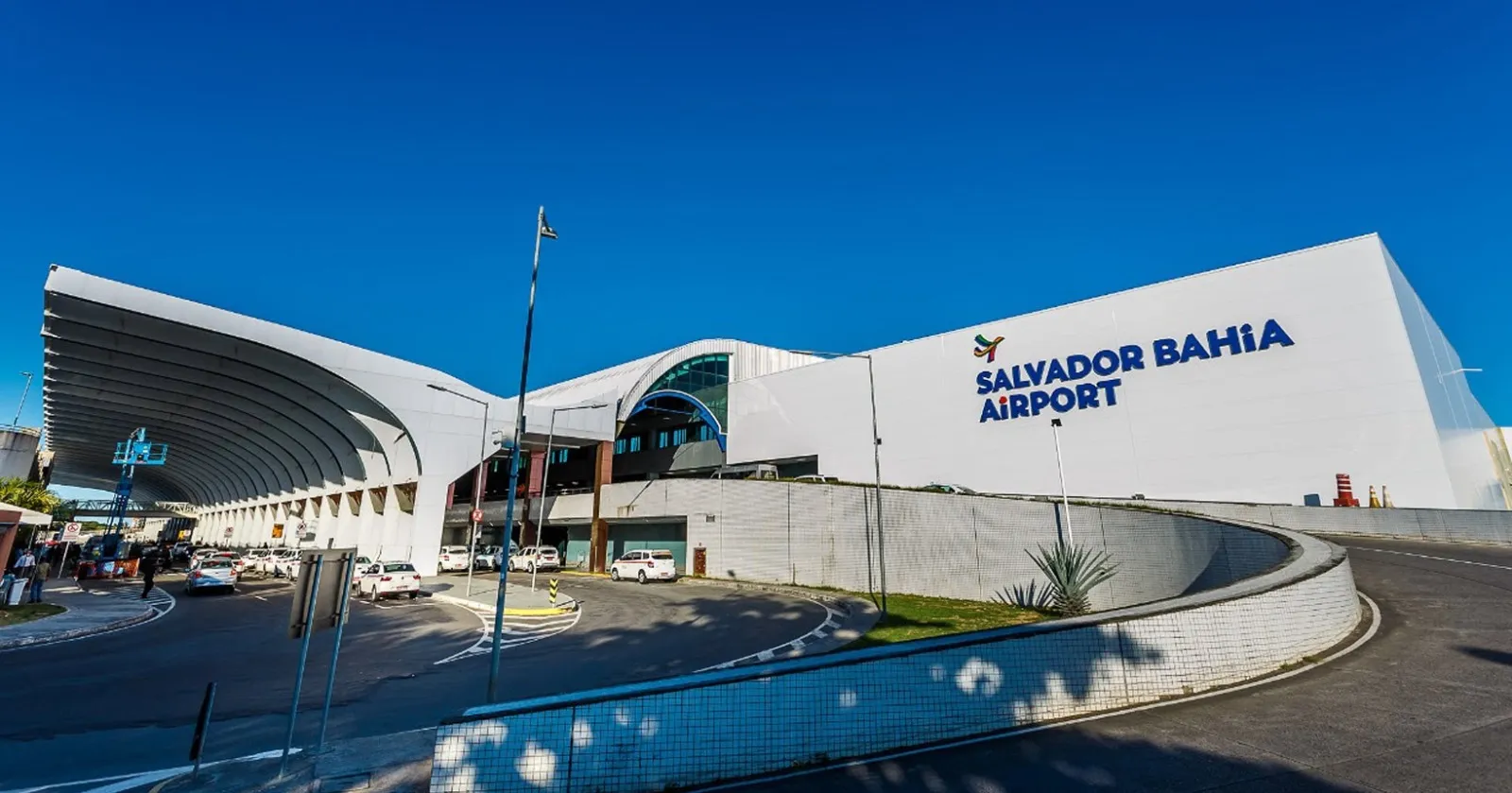 Voos são desviados do Aeroporto Internacional de Salvador após drone invadir espaço aéreo proibido