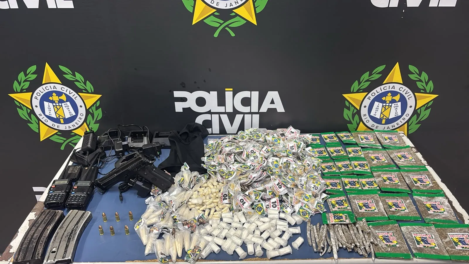 Troca de tiros entre policiais e suspeitos termina com arma e drogas apreendidas em Angra dos Reis