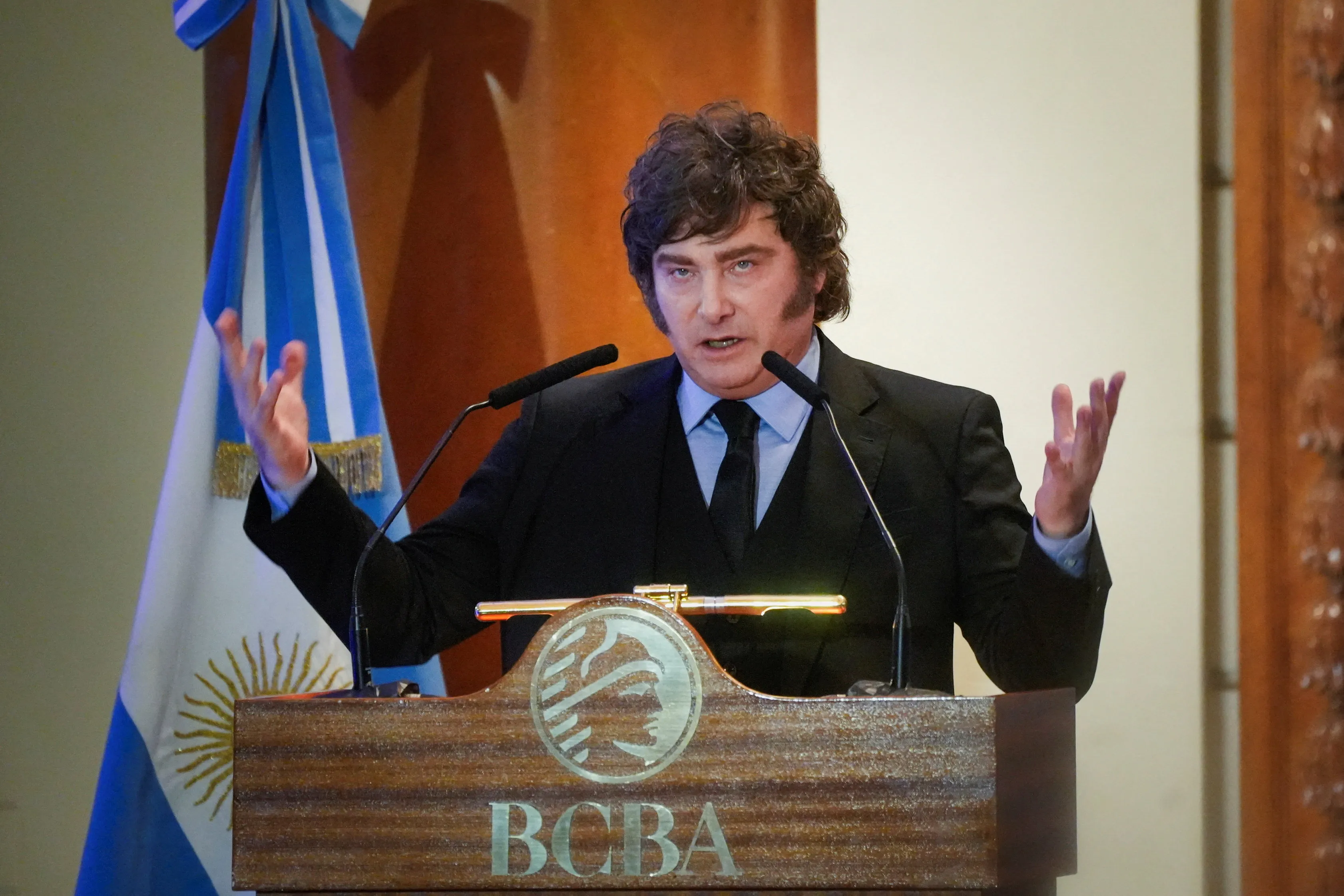 Por que milhares de empresas estão fechando na Argentina e o que isso revela sobre a economia na era Milei?
