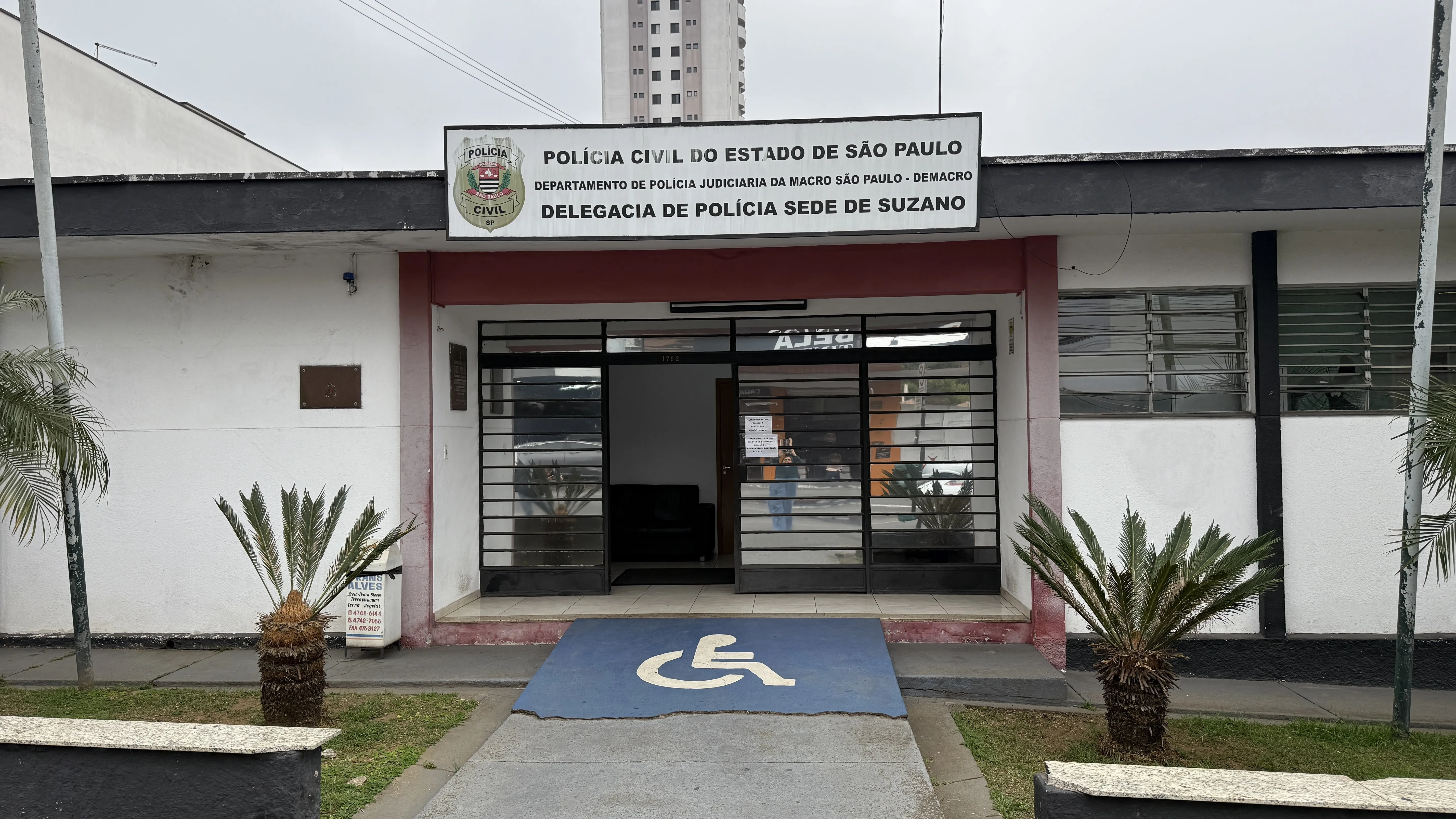 Carro furtado bate em postes e é abandonado em avenida de Suzano