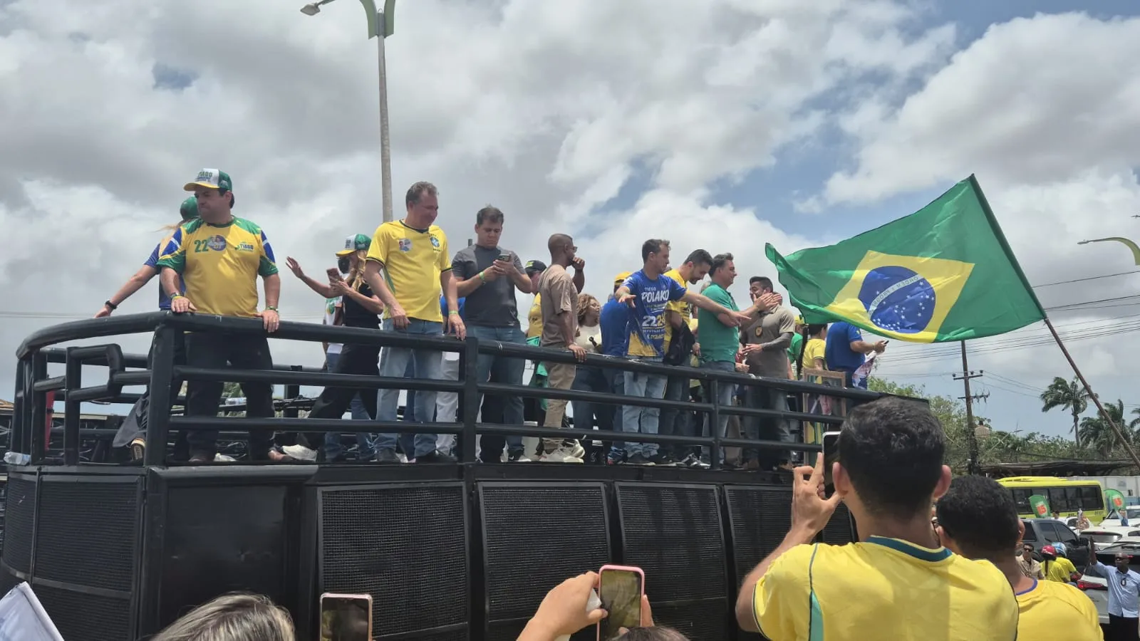 Flávio Bolsonaro cumpre agenda de campanha com motocarreata e comício em São Luís