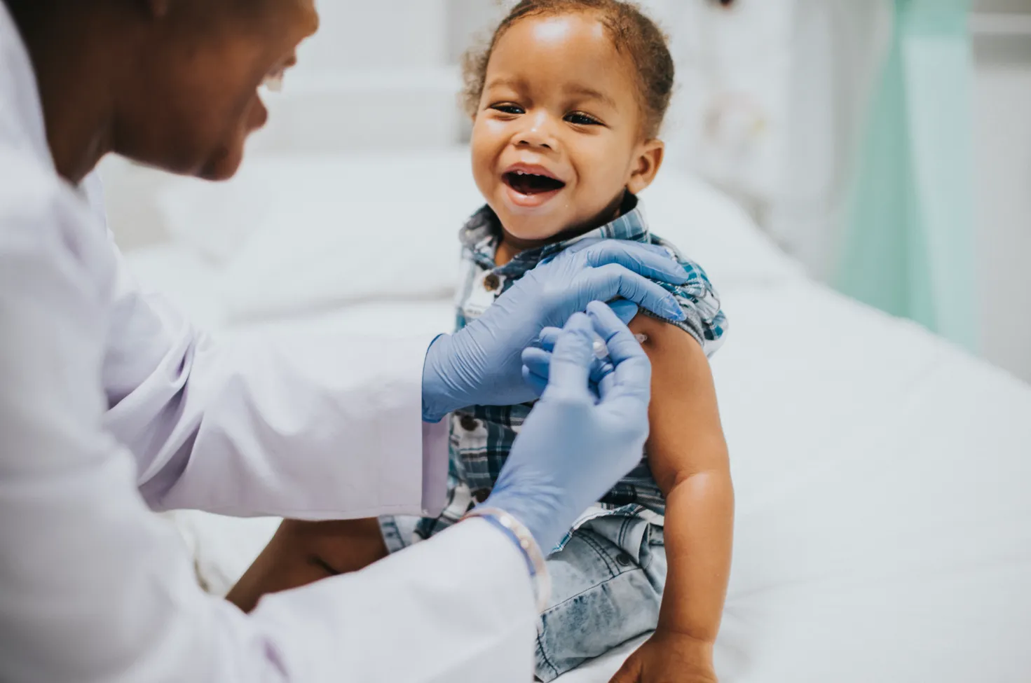 Mais de 4,5 mil crianças são vacinadas contra pneumonia e meningite no Acre