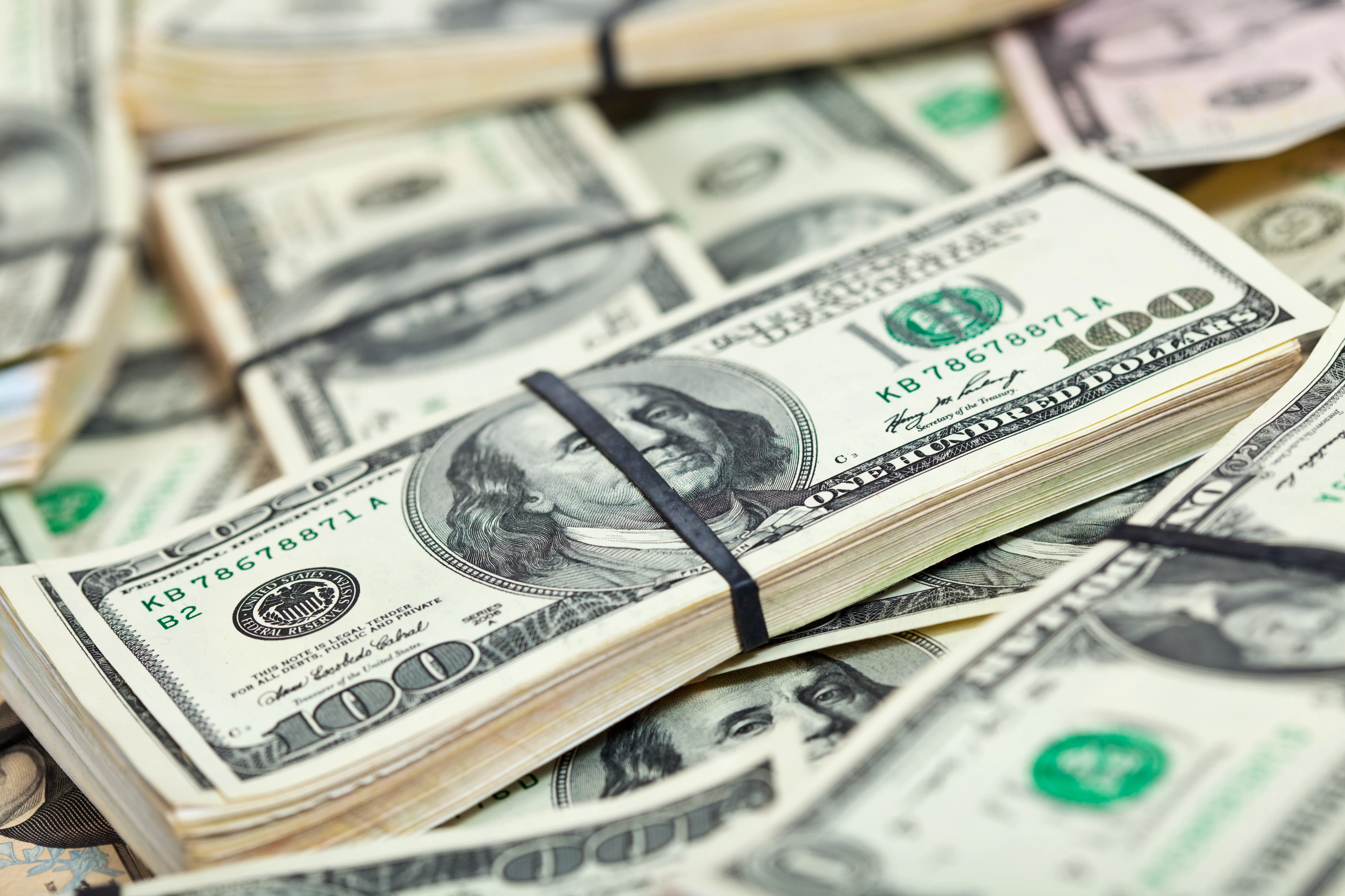 Dólar abre sessão desta terça-feira, com dados de emprego no radar