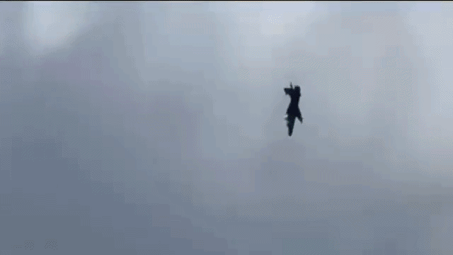 VÍDEO: Caça britânico cai e explode em solo no País de Gales 