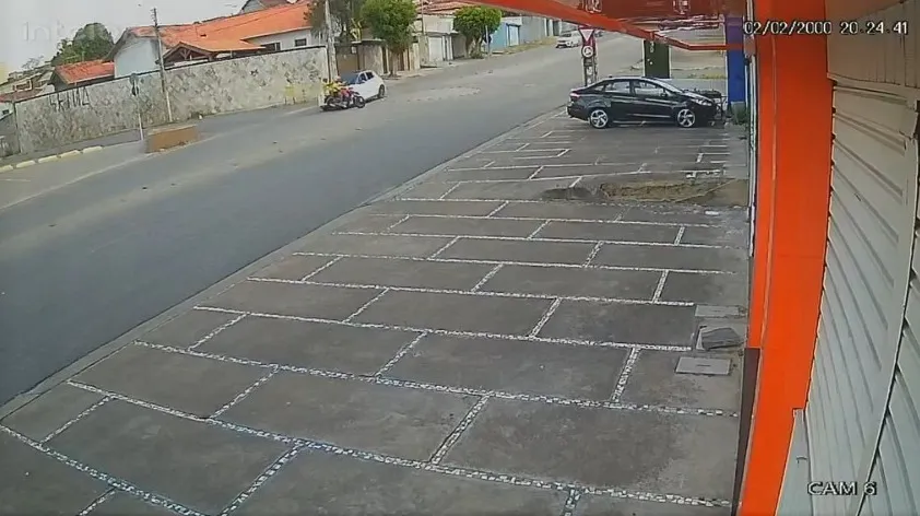 Acidente entre carro e moto deixa feridos em Campina Grande, PB; VÍDEO