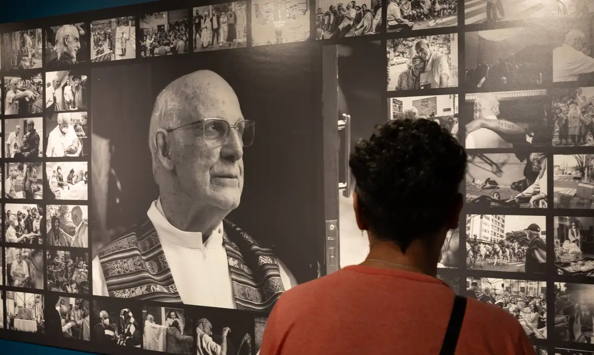 Exposição em SP homenageia padre Júlio e pessoas em situação de rua