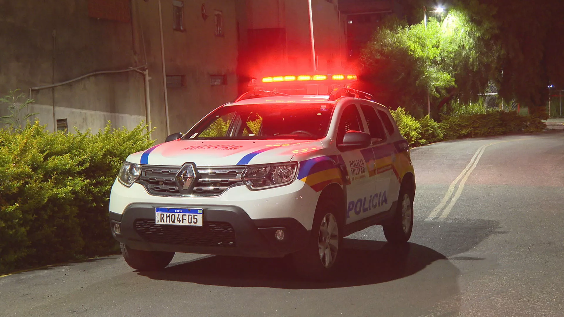 Homem dá garrafada no rosto da ex-namorada após persegui-la na rua em Divinópolis
