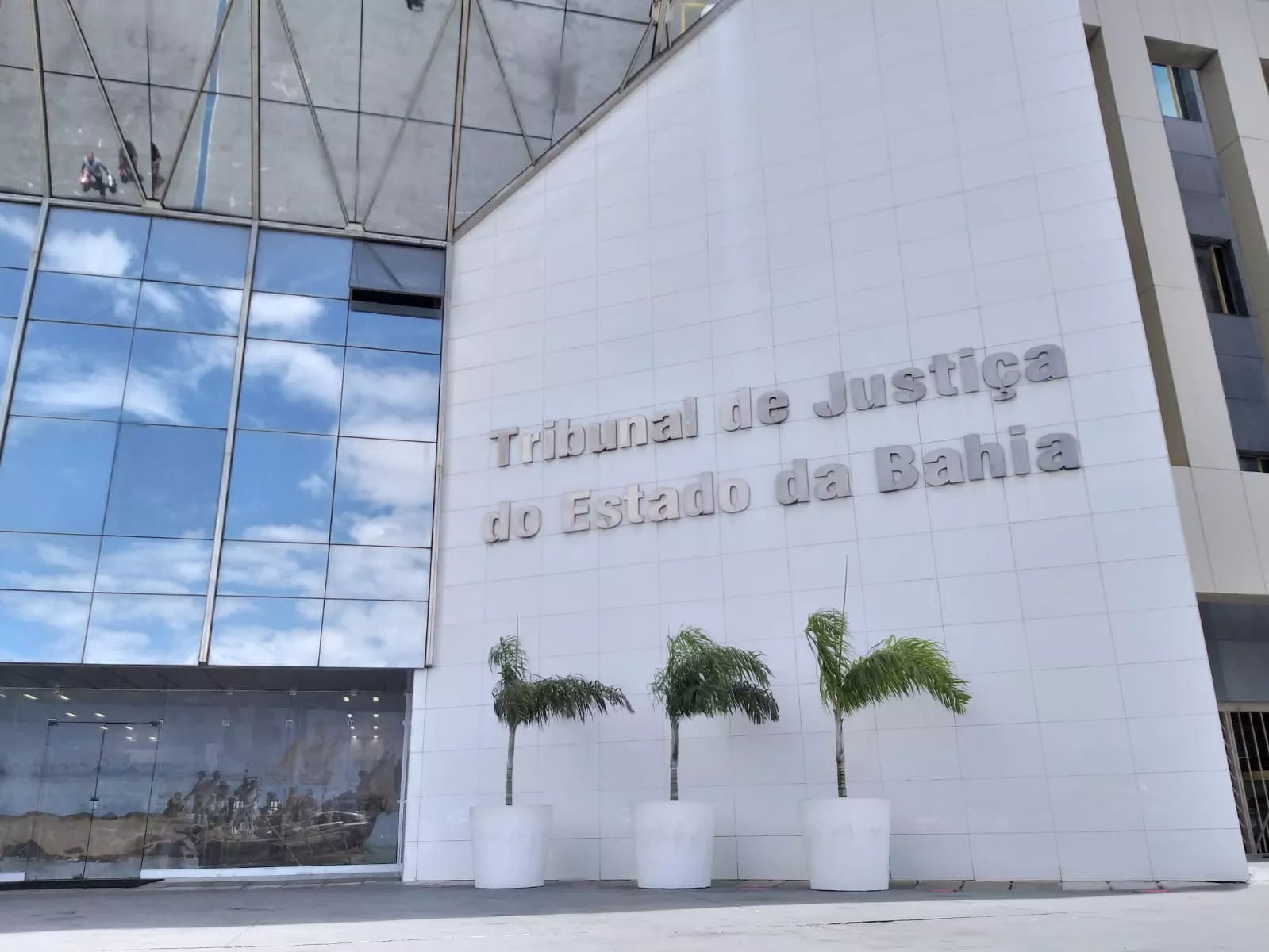 Justiça determina que concessionária pague R$ 130 mil a pais de jovem morto por descarga elétrica na Bahia