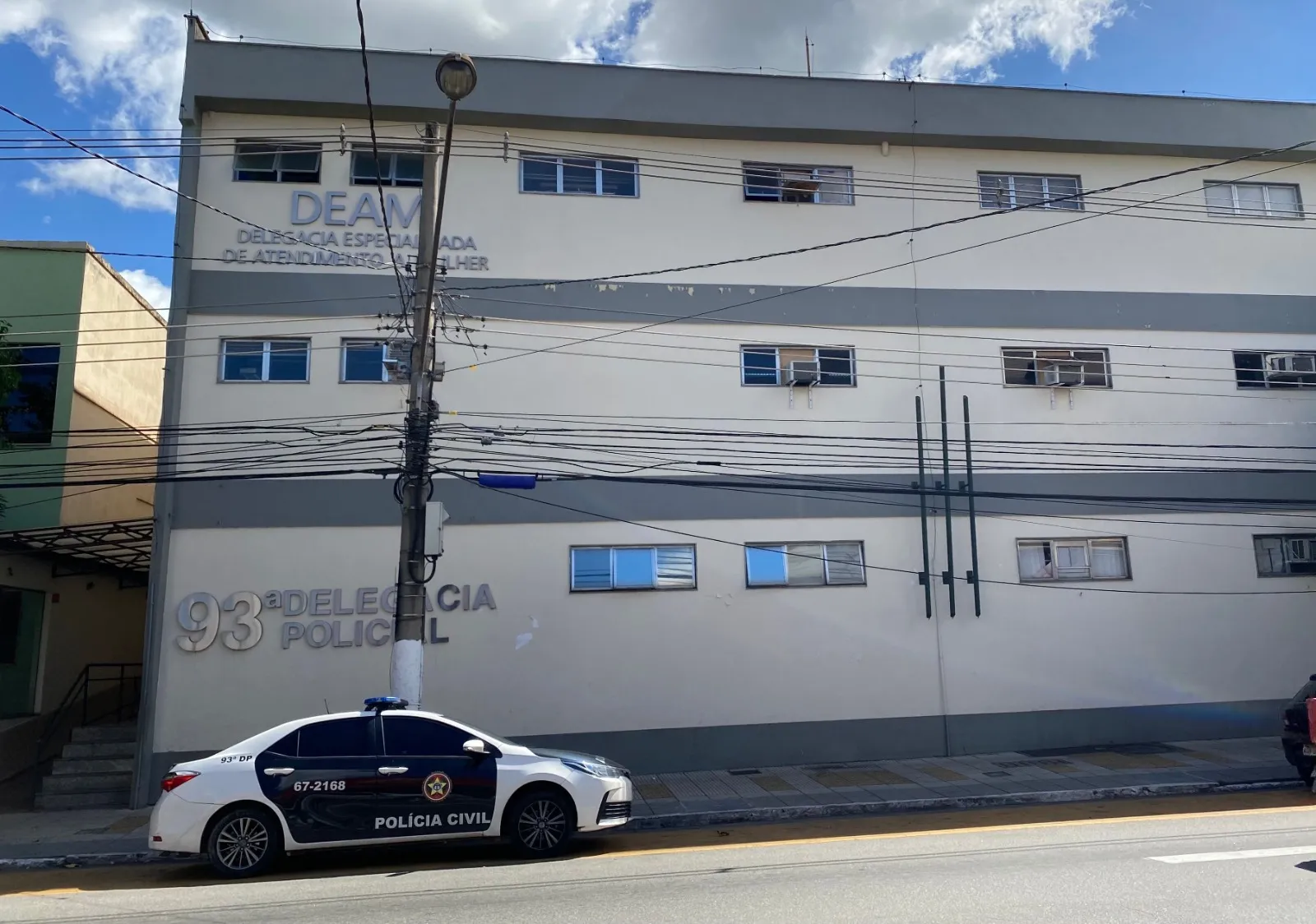 Trio armado faz assaltos em sequência em Volta Redonda e Barra Mansa; carro usando na fuga é apreendido