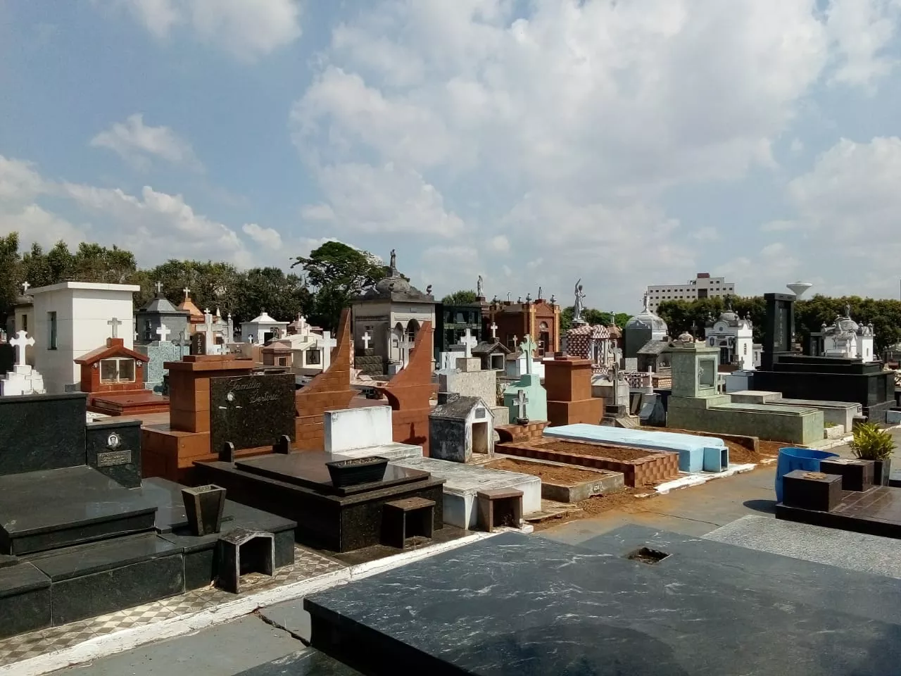 Homem é encontrado morto próximo a cemitério em Suzano