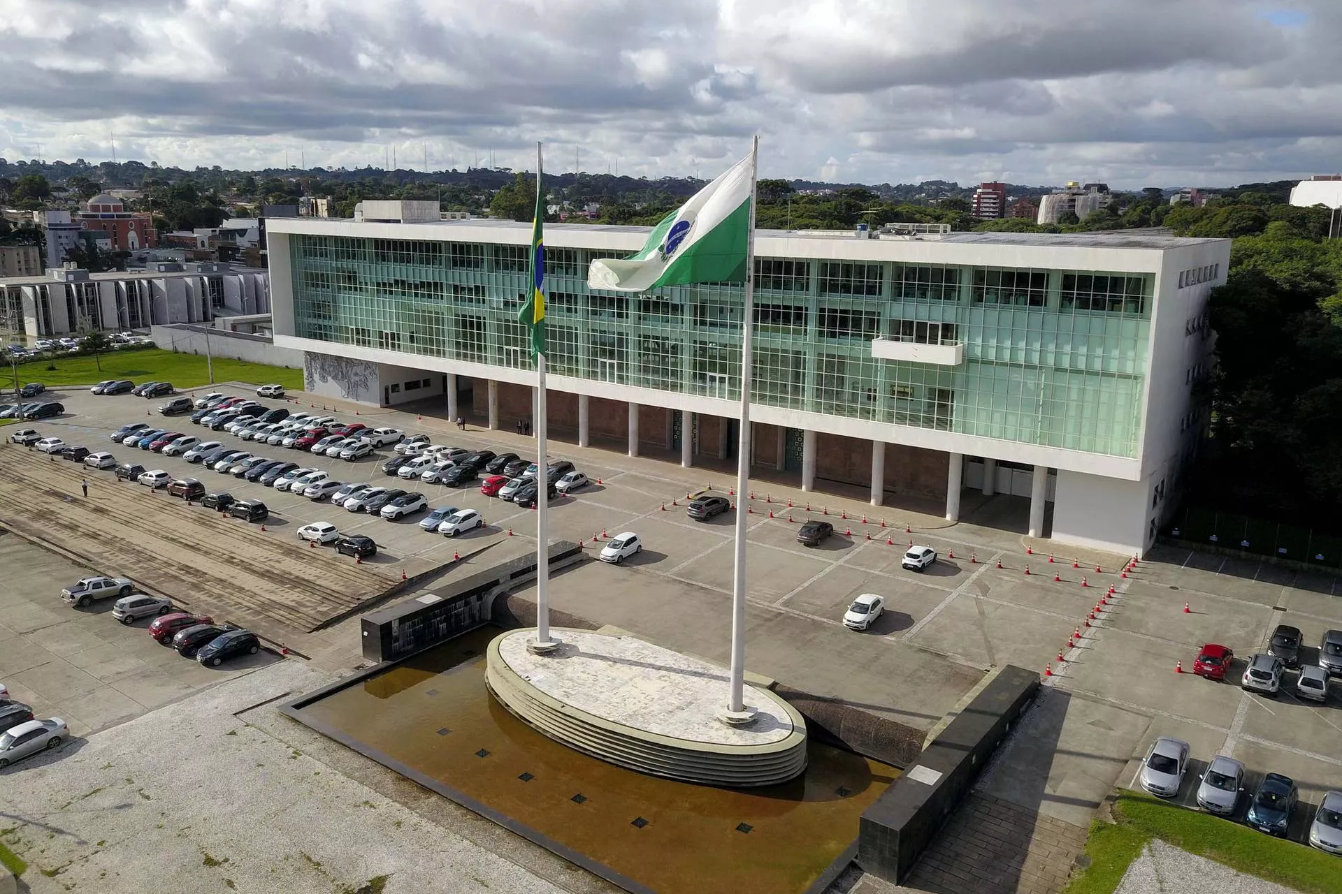 Candidatos ao governo do Paraná participam de carreatas, entrevistas e reuniões com instituições