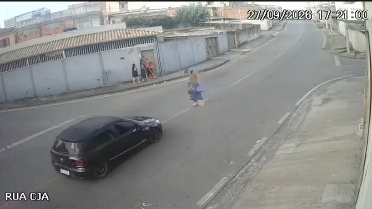 VÍDEO: Mulher é atropelada e motorista foge sem prestar socorro em MG