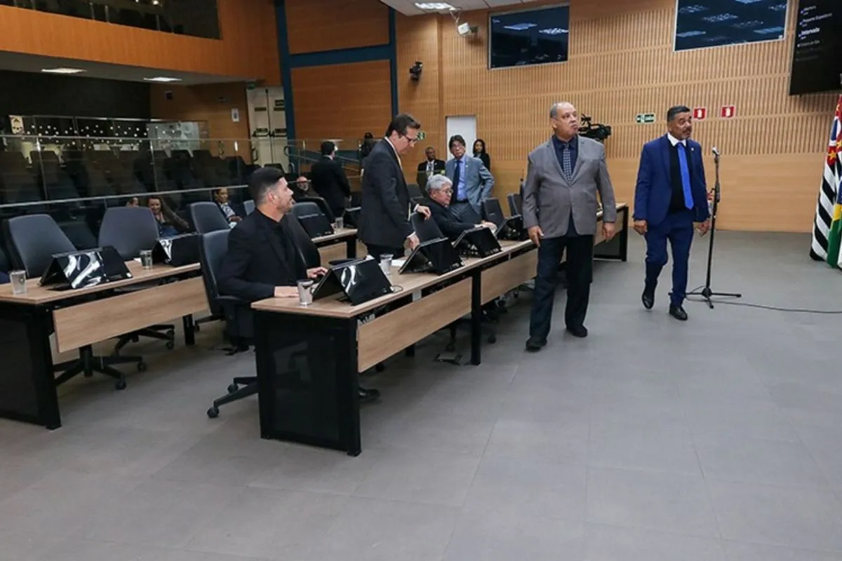 Falta de quórum faz Câmara adiar análise de projeto sobre uso de inteligência artificial em Campinas