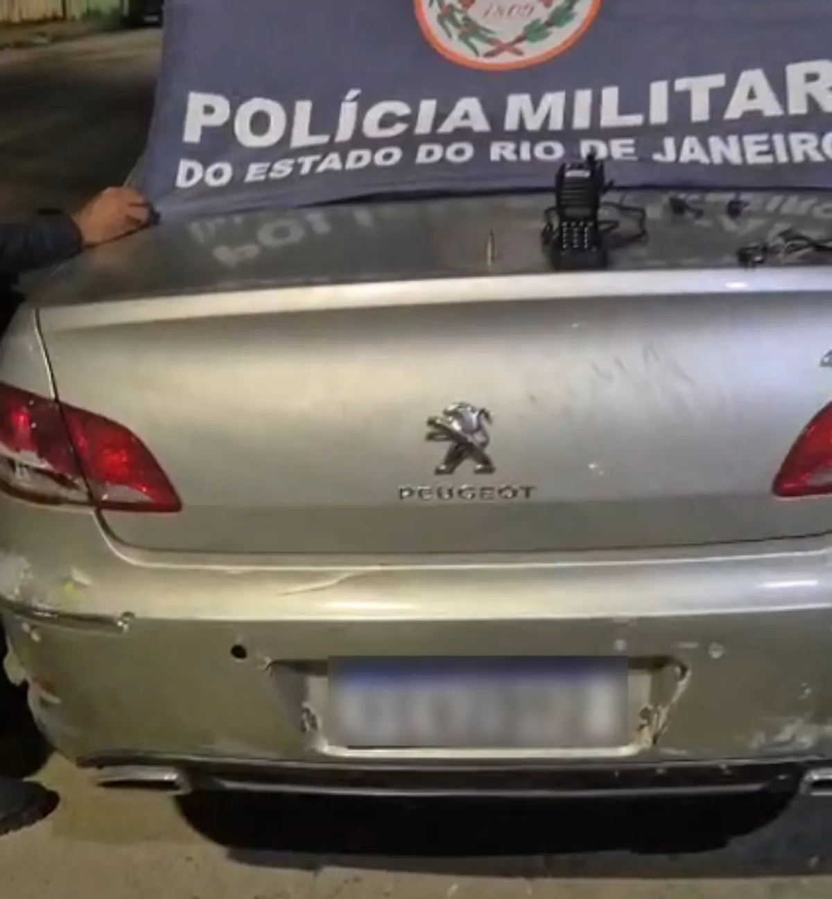 PM apreende carro clonado com motor roubado em Paracambi