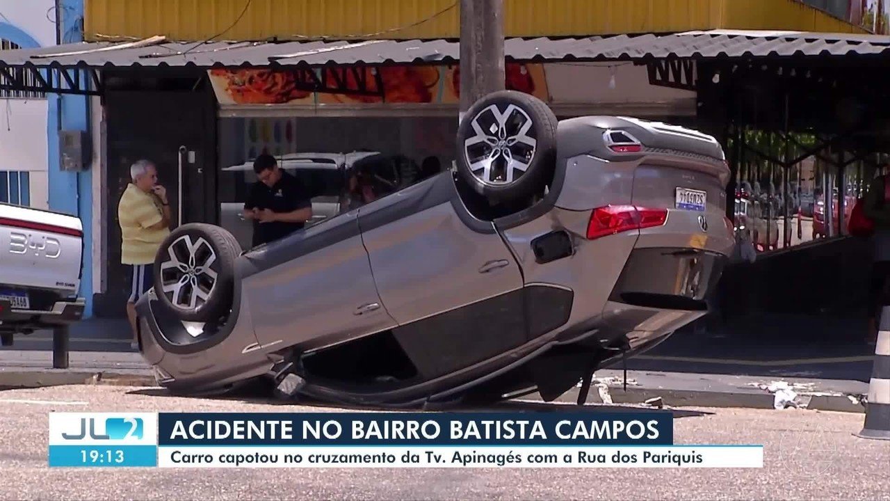 Carro capota após colisão em cruzamento no bairro Batista Campos, em Belém