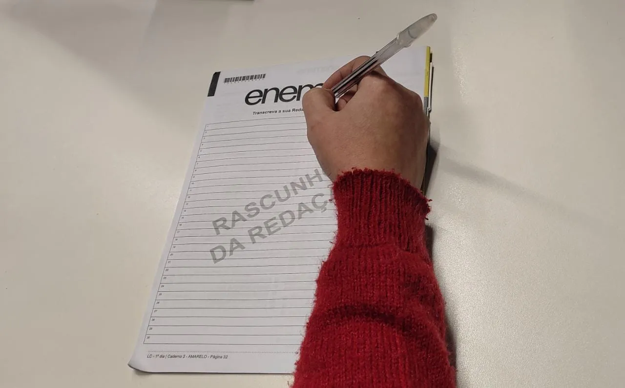 Lá Vem o Enem libera plataforma gratuita de correção de redação e divulga primeiro tema; veja como participar