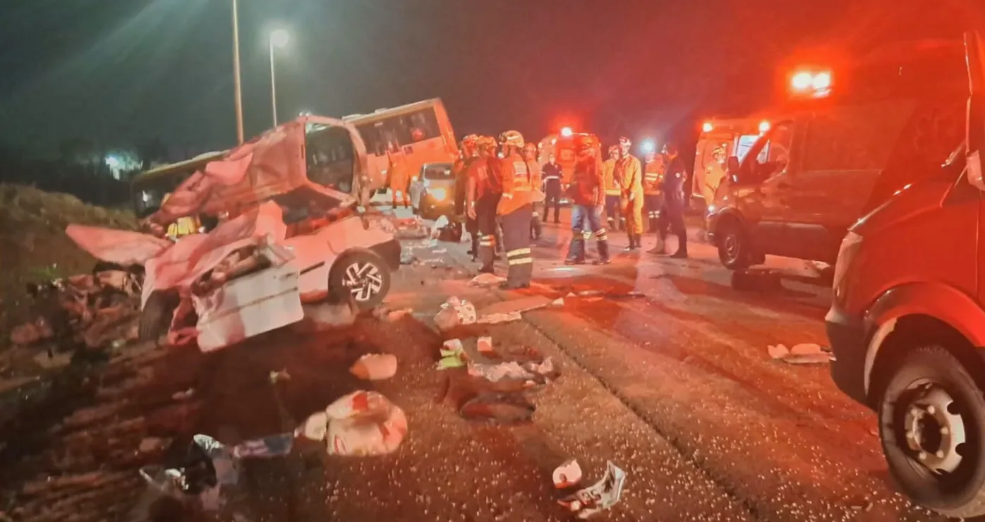 Batida entre carro e ônibus deixa uma criança e um adulto mortos na BR-080 em Brazlândia, no DF