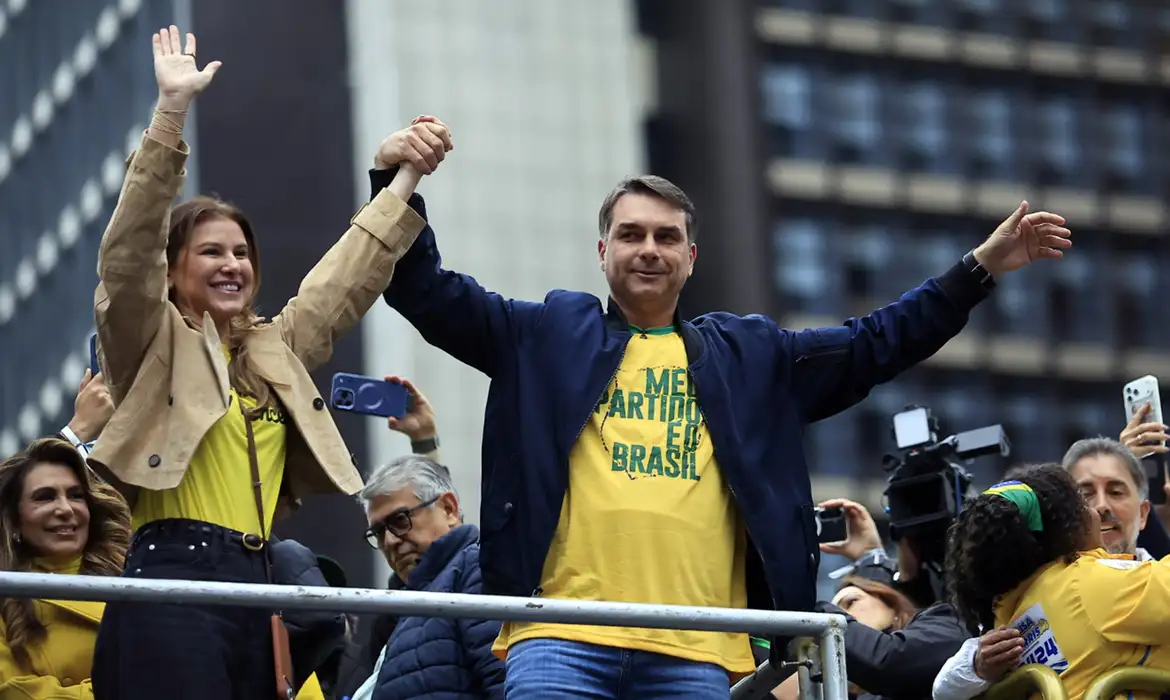Flávio Bolsonaro propõe enxugar Estado e endurecer ações de segurança
