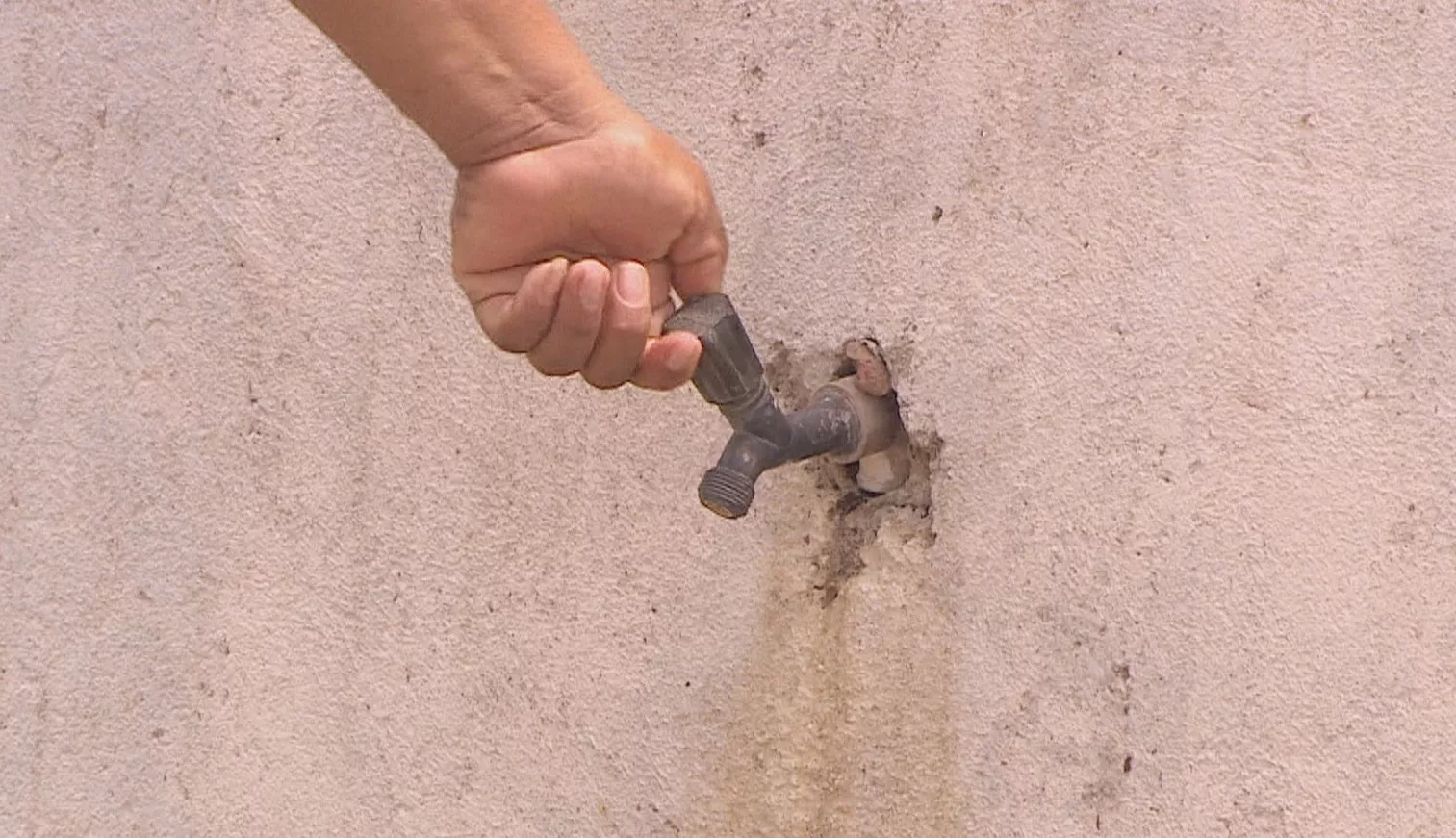 Tubulação de grande porte é danificada e suspende abastecimento em bairros de Caruaru; veja locais impactados