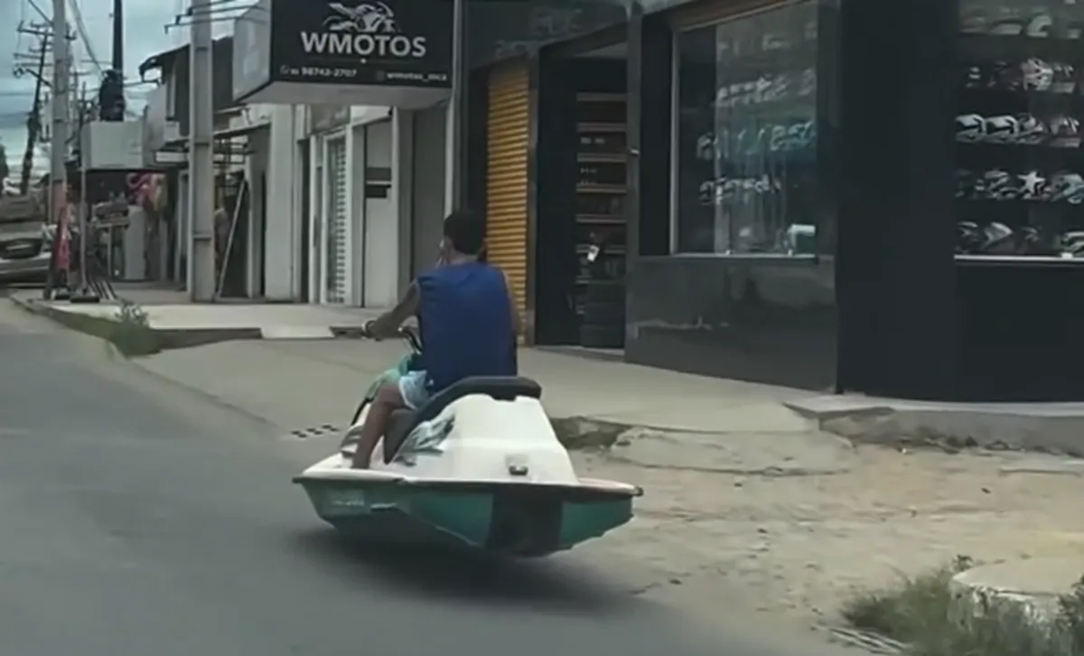 Homem é flagrado ‘pilotando’ moto aquática pelas ruas de Maceió; VÍDEO