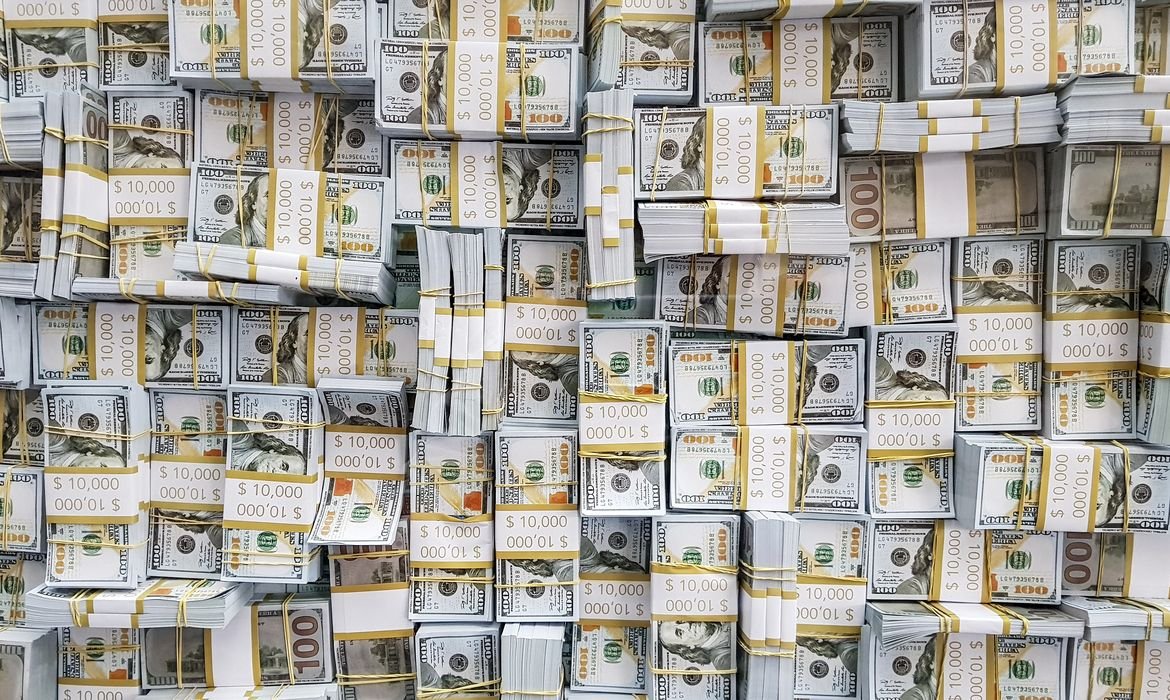 Com pessimismo externo, dólar sobe 0,47% e aproxima-se de R$ 5,20