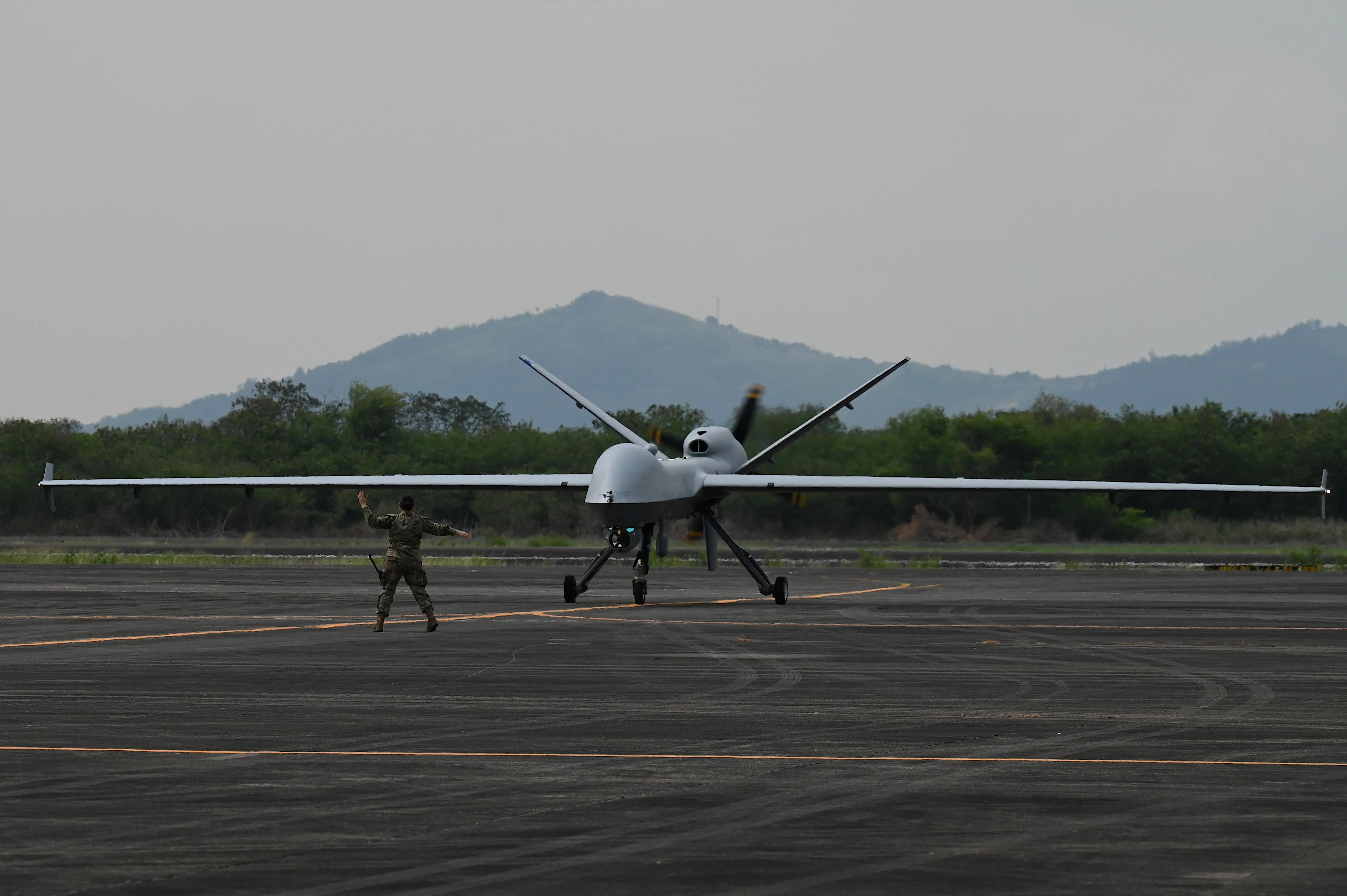 Governo Trump envia drones para reforçar investida contra cartéis de drogas na América do Sul, diz TV