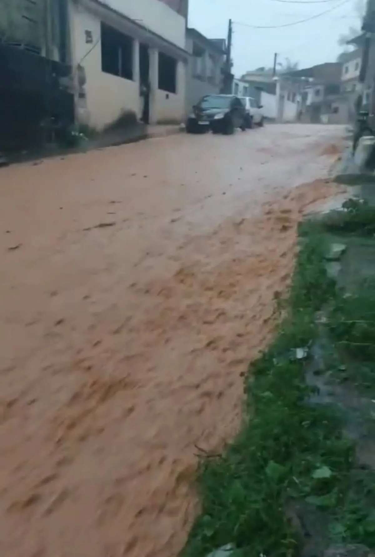 VÍDEO: Temporal causa alagamentos  em Barra Mansa