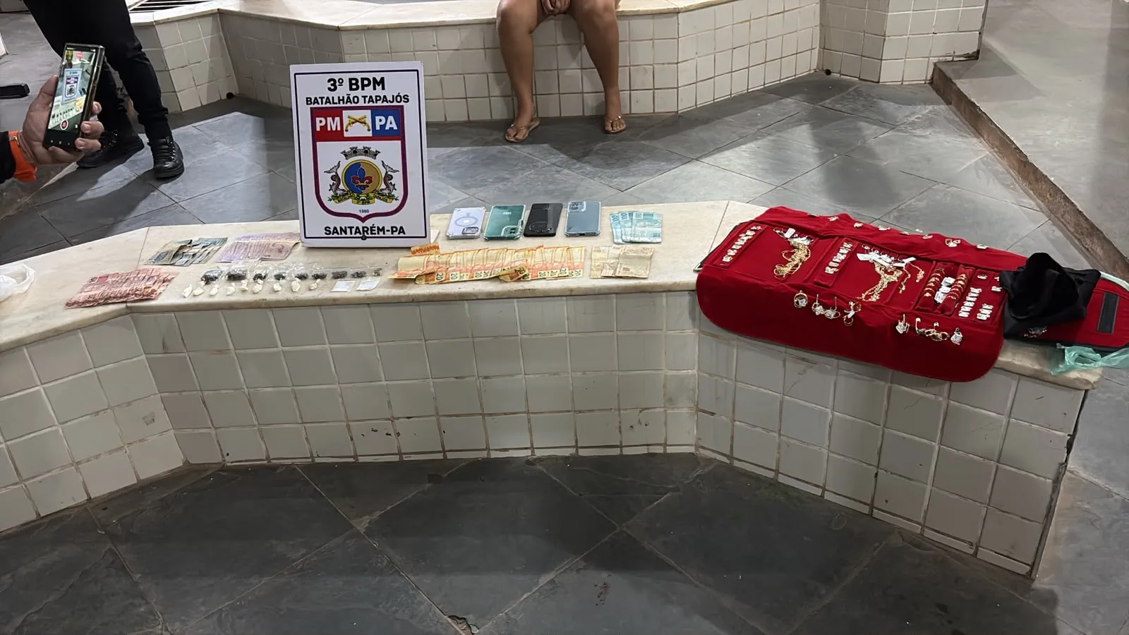 Homem é preso com drogas, dinheiro e joias durante ação da PM em Santarém
