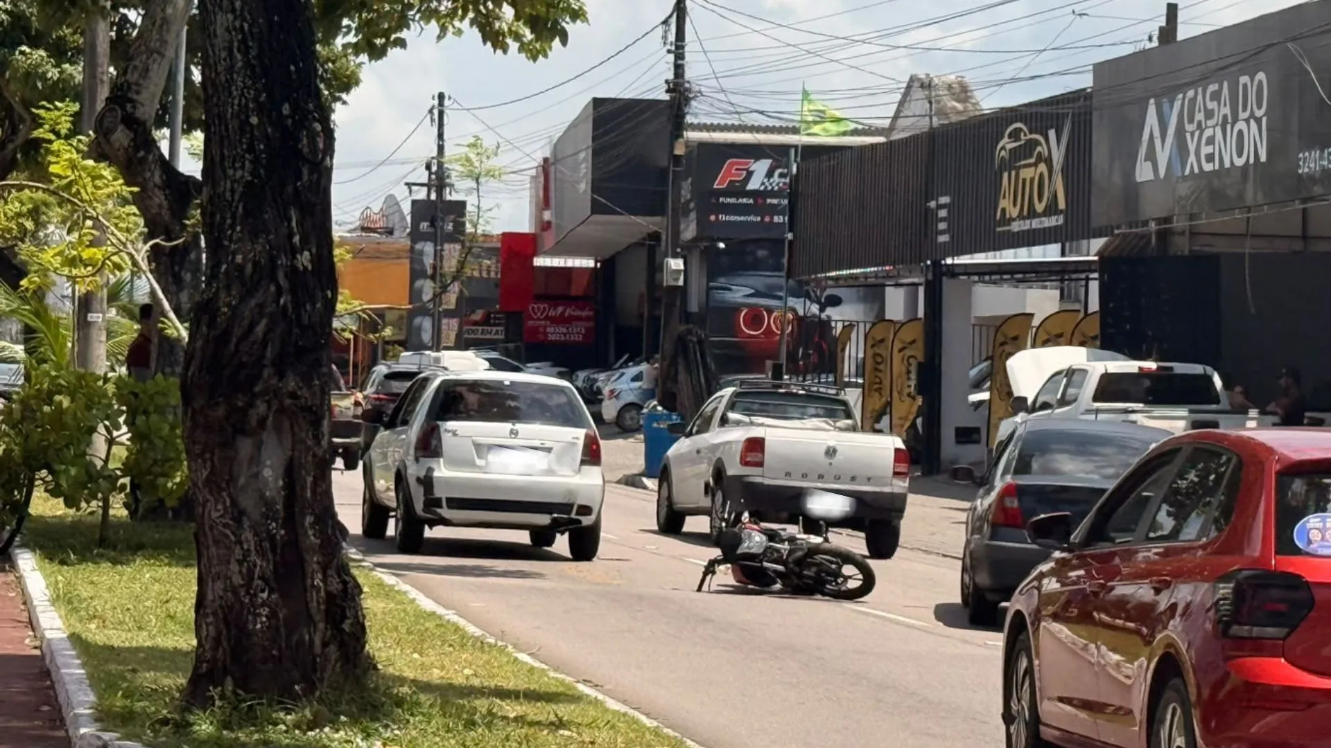 Mulher fica gravemente ferida após colisão entre moto e carro, em João Pessoa