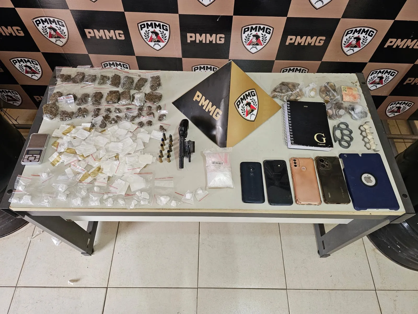 Polícia apreende drogas, armas e mais de R$ 40 mil em operação contra tráfico e homicídios em Taiobeiras