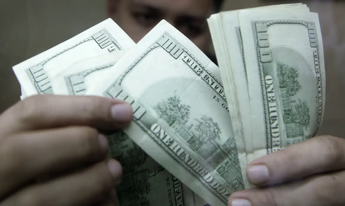 Dólar aproxima-se de R$ 5,17, com notícias do exterior e eleições