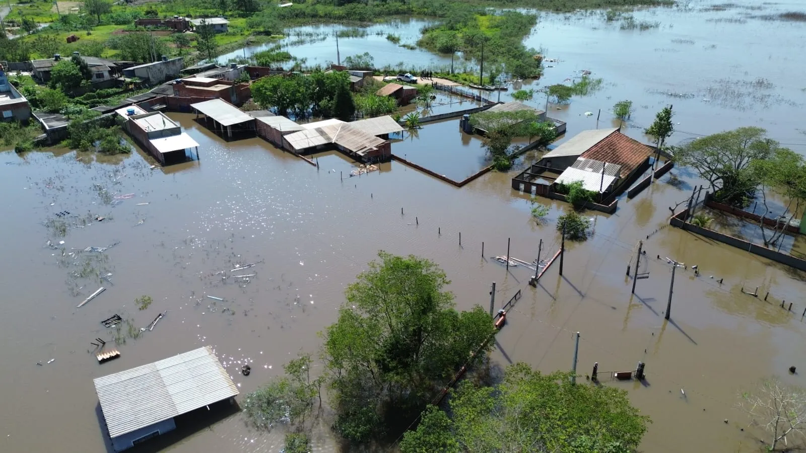 Defesa Civil envia ajuda humanitária a famílias atingidas pela cheia de rio na zona rural de Itapetininga