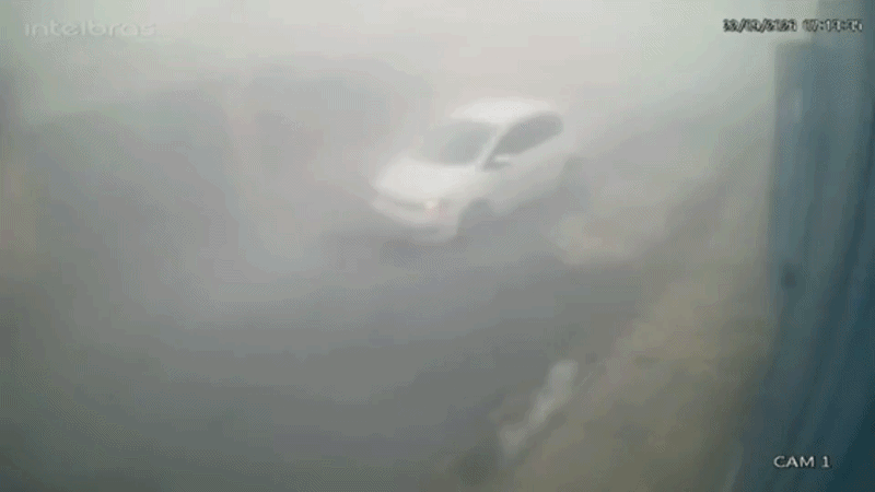VÍDEO mostra momento em que portão de galpão é arrastado pela força da chuva e do vento em Taubaté, SP