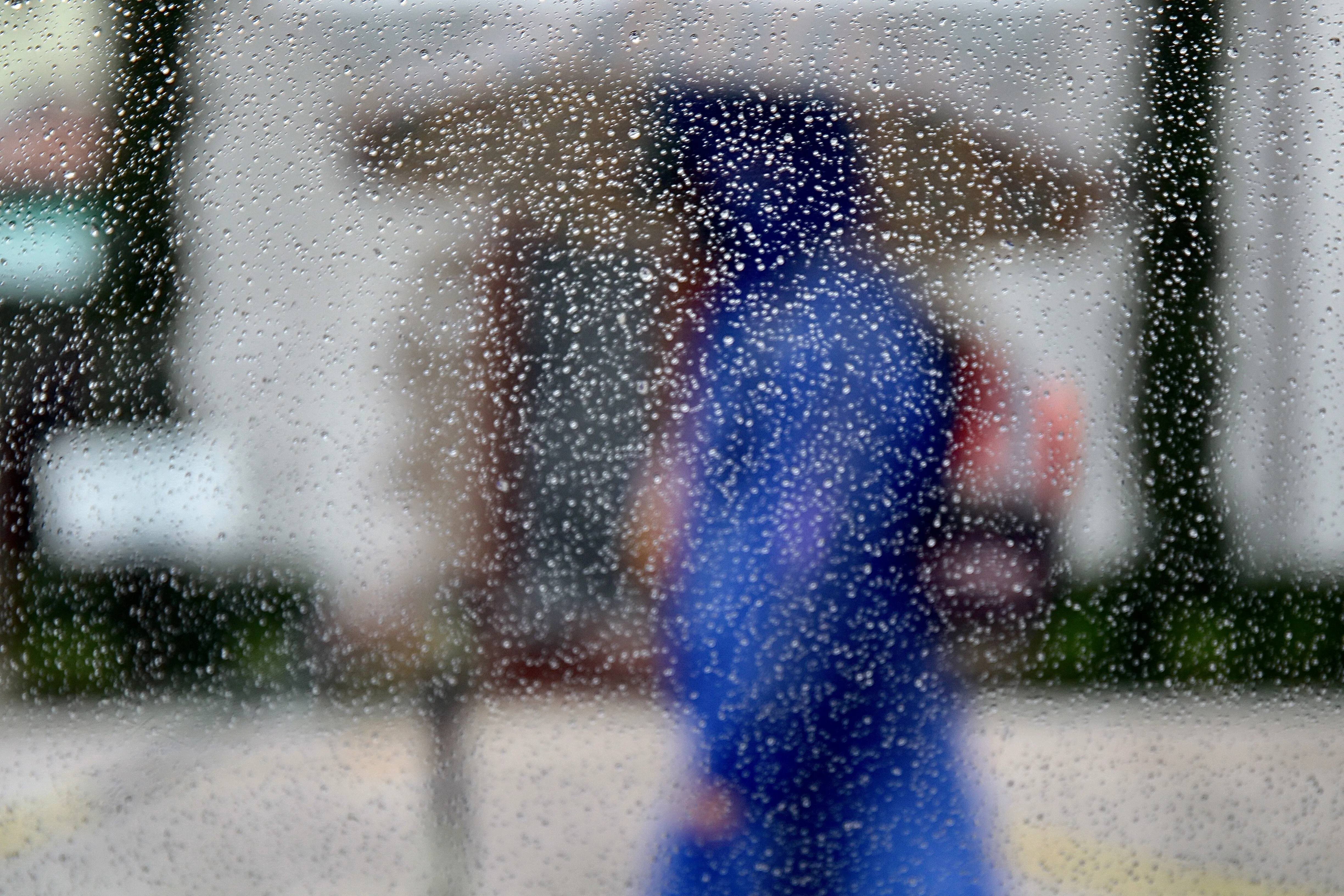 Após dias de calor, chuva ganha força e derruba temperaturas na Baixada Santista; veja a previsão