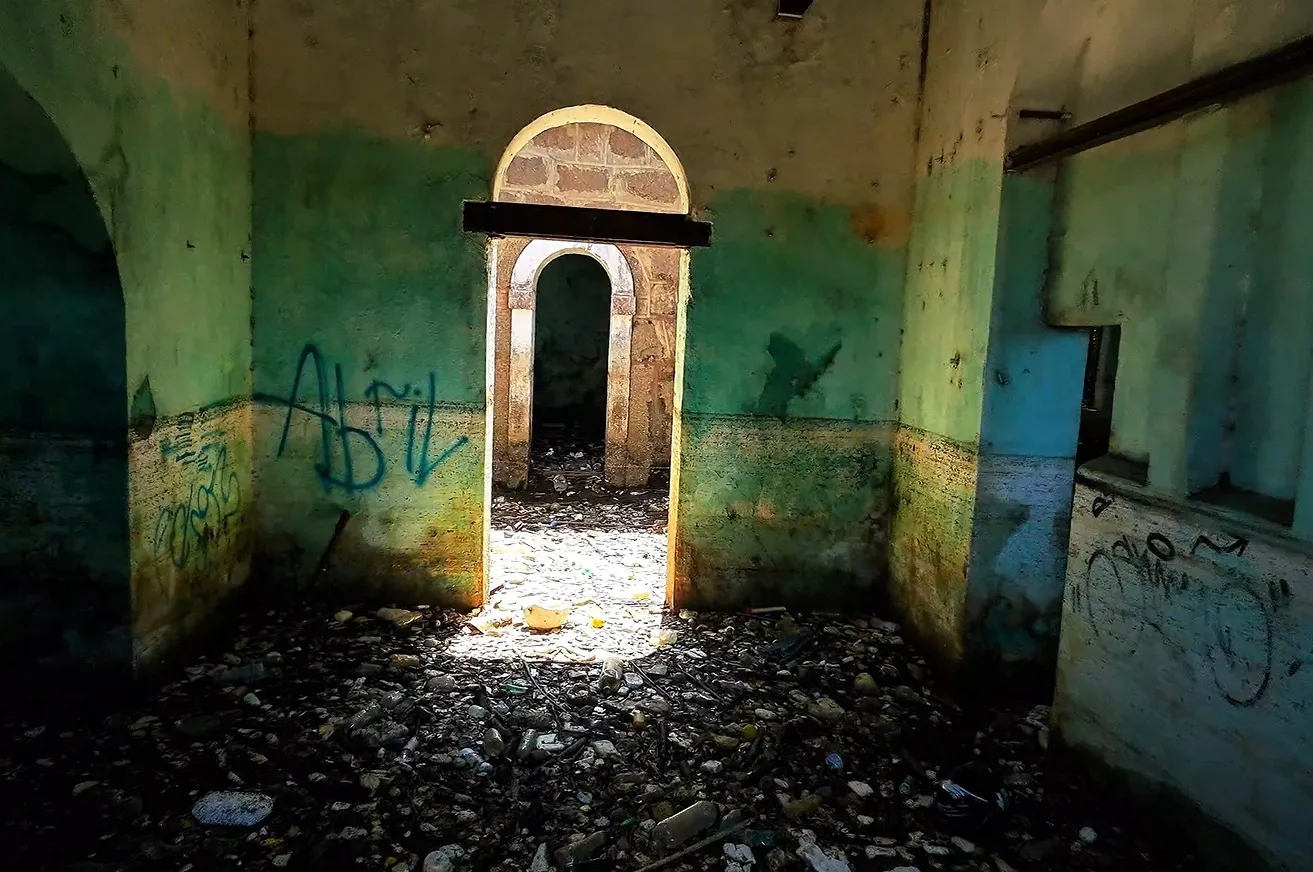 VÍDEO: cheia do Rio Tietê arrasta toneladas de lixo para prédio de usina histórica em Salto