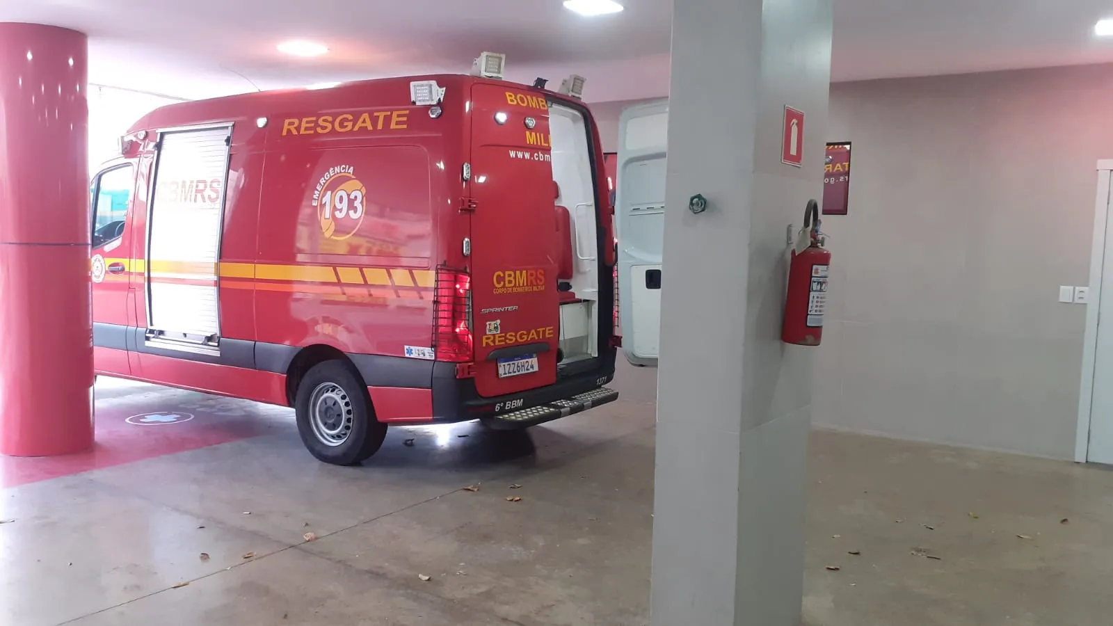 Carreta com gado tomba na BR-494, em MG