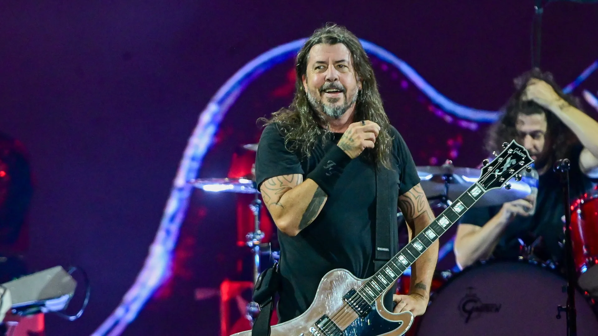 Por que cantar mascando chiclete? A ciência por trás do hábito de Dave Grohl, Pavarotti e Lennon