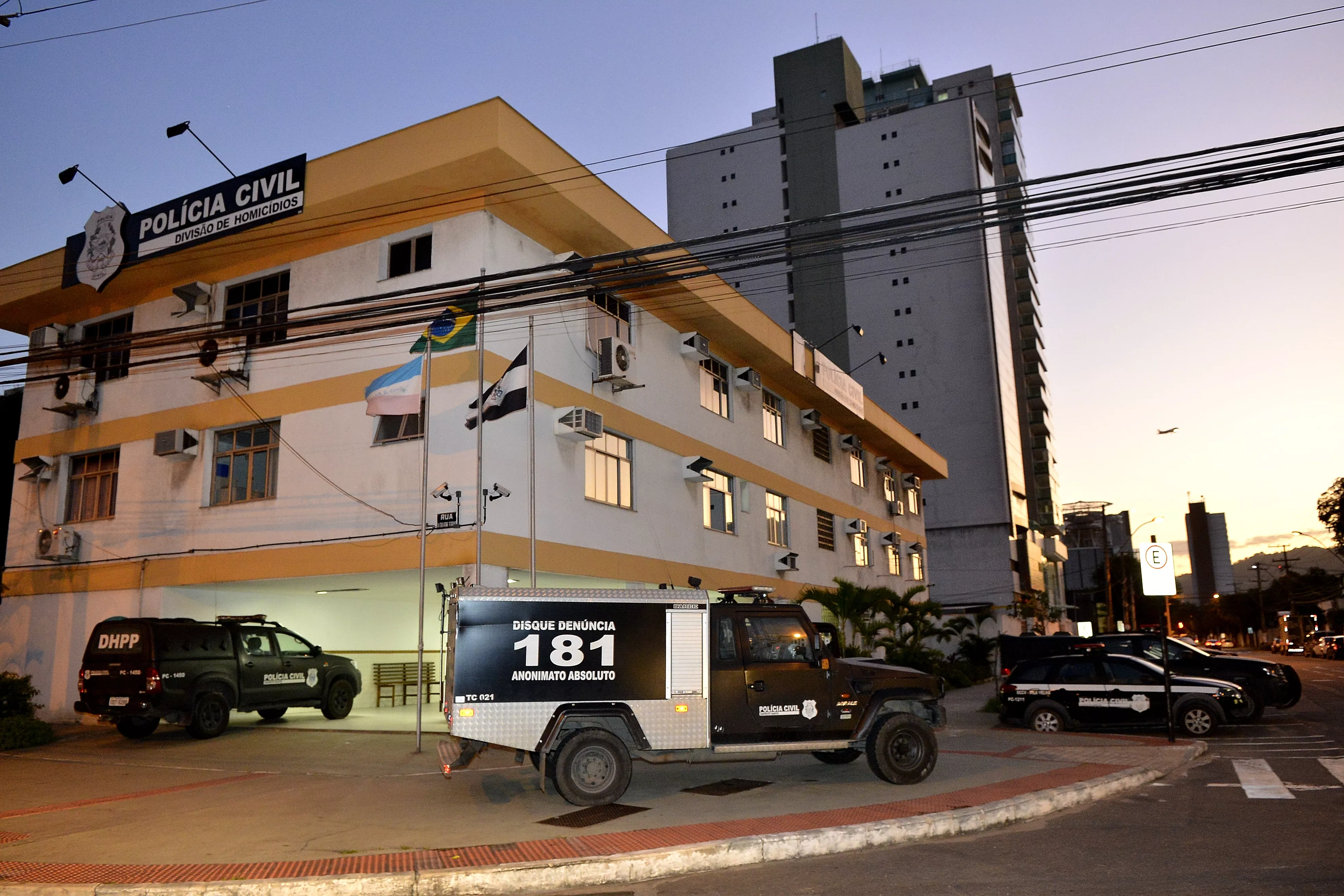 Homem é encontrado morto com três tiros na Serra; família suspeita do marido da mulher com quem a vítima tinha relacionamento