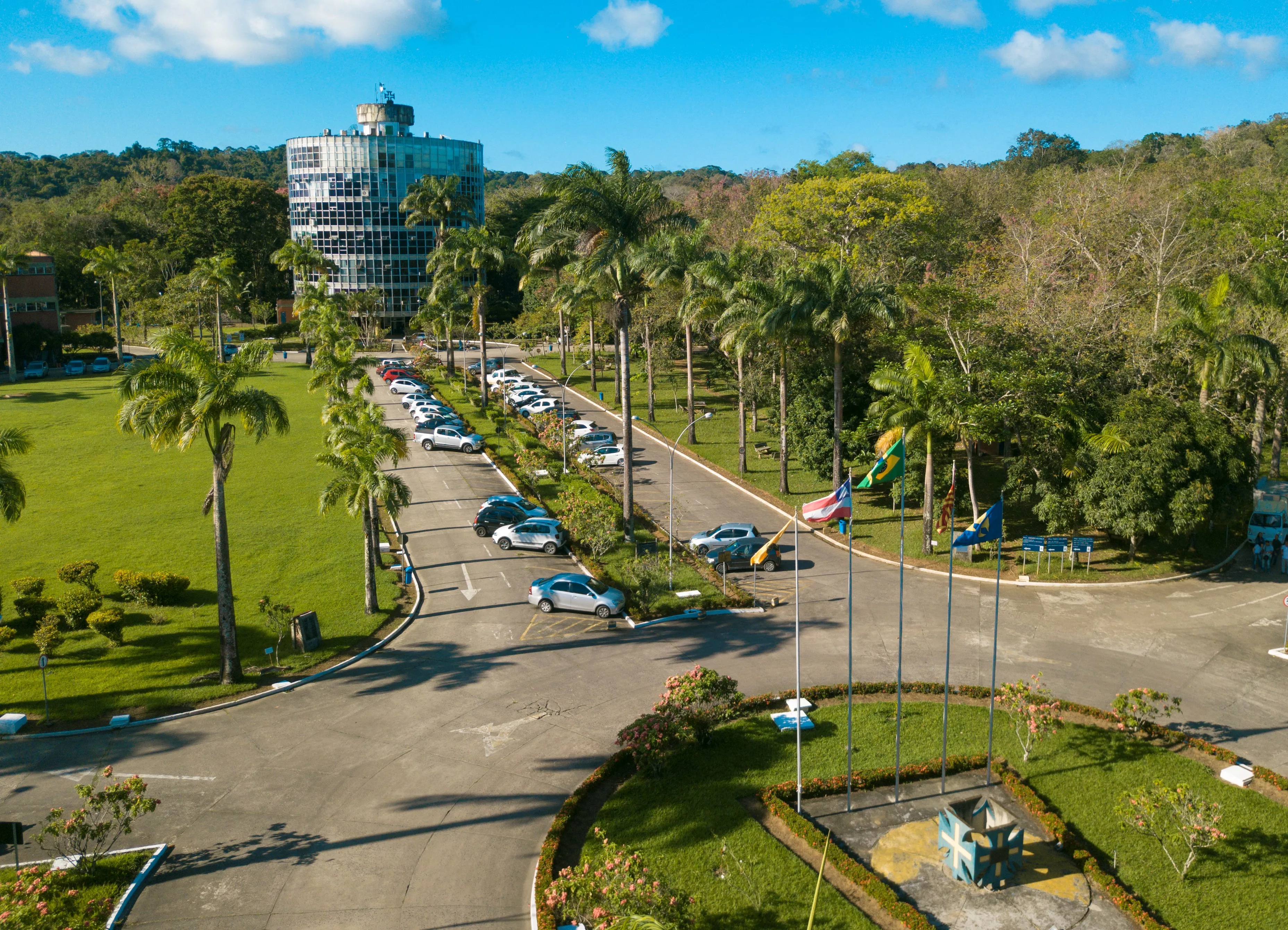 Três estudantes são hospitalizados após termômetro com mercúrio quebrar em universidade na Bahia