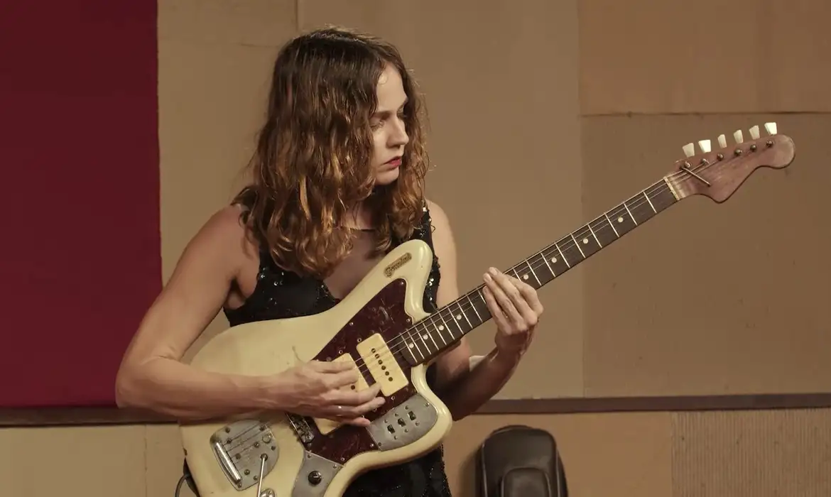 Gabi Terra é destaque do reality Duelo de Guitarras na TV Brasil