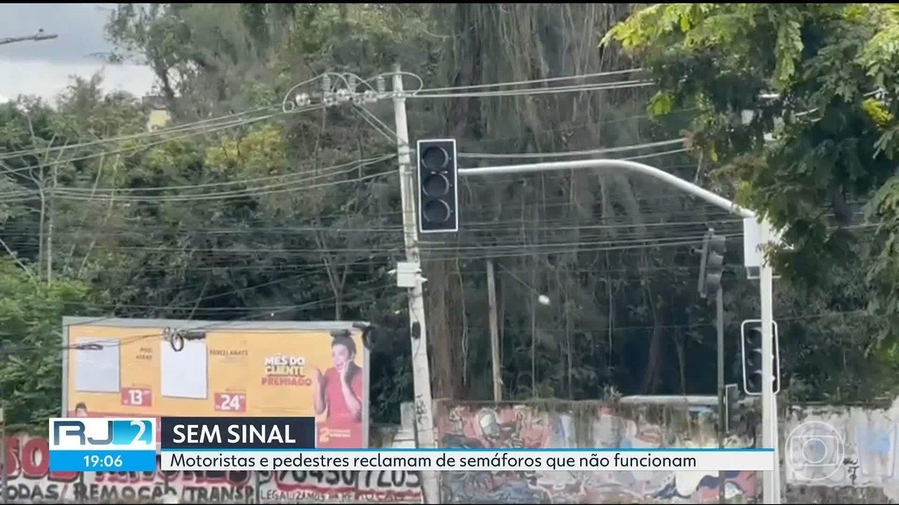 Sinais de trânsito apagados deixam motoristas e pedestres em risco em diferentes pontos do Rio, inclusive perto da prefeitura