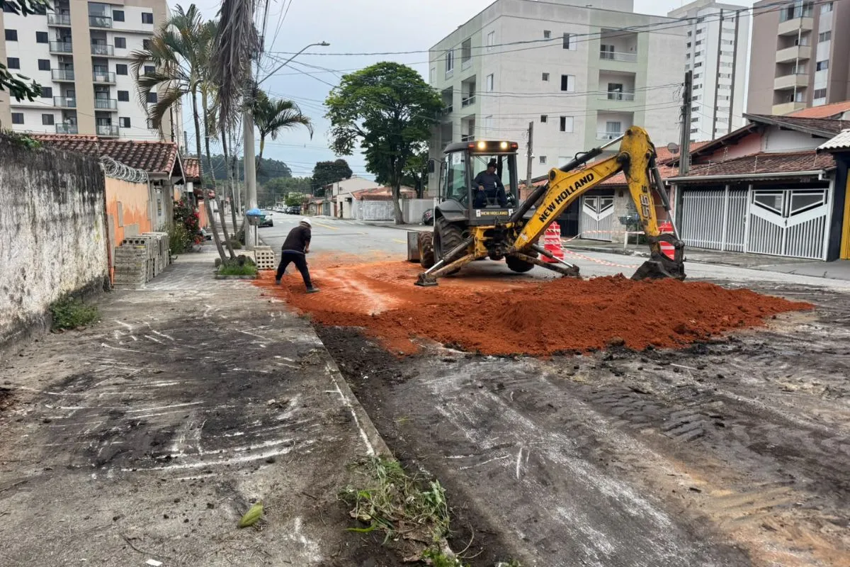 Cratera que interditou rua na Vila São José, em Taubaté, é fechada após reparo
