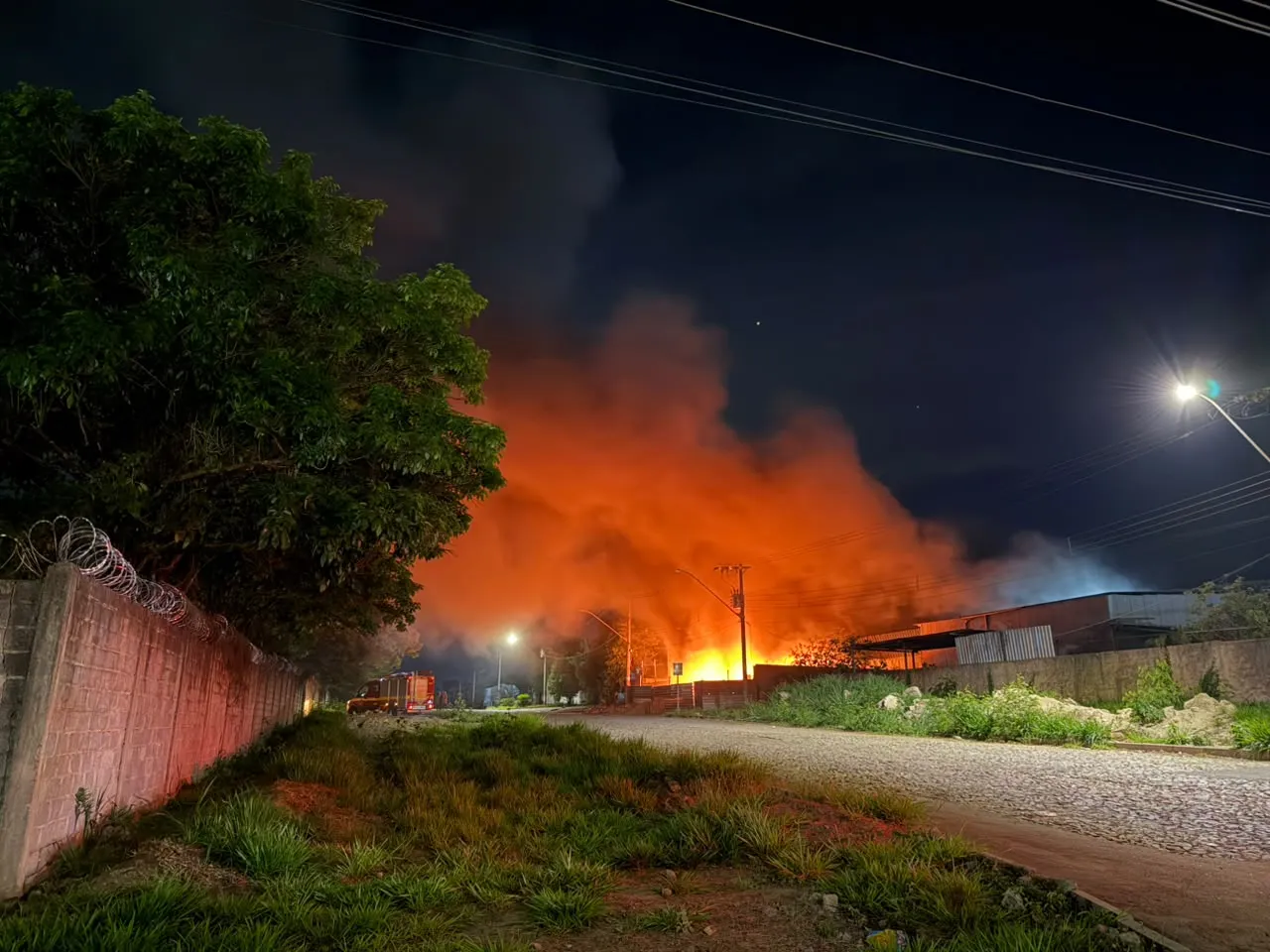 VÍDEO: Incêndio de grandes proporções em distribuidora de borracha assusta moradores em Divinópolis