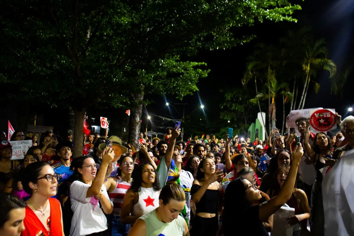 Estudantes e servidores fazem manifestação pró-Lula em Divinópolis