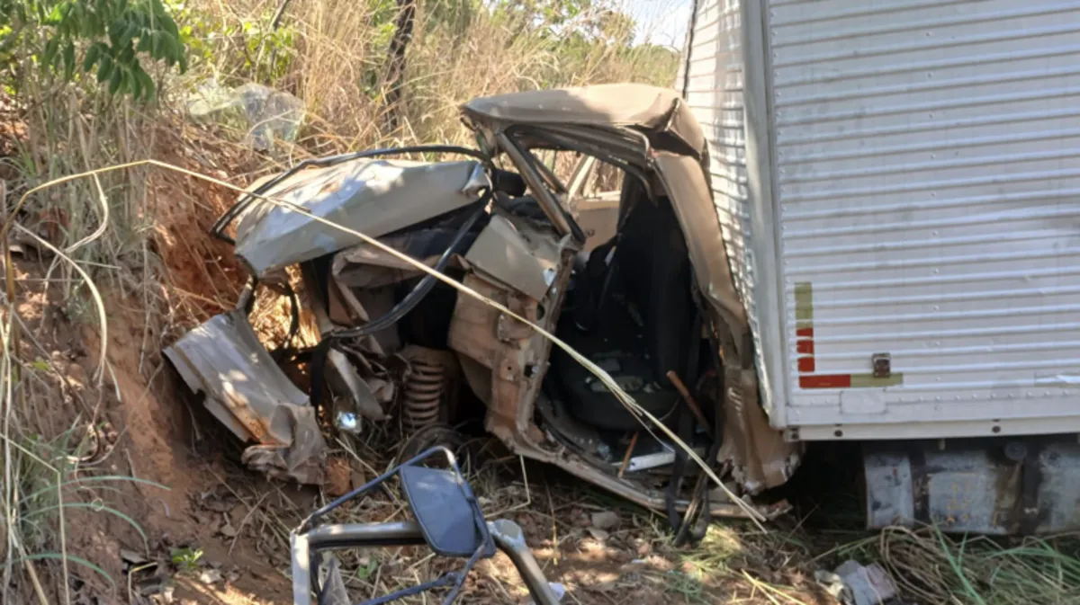 Caminhoneiro perde controle da direção após caminhão apresentar problema mecânico e bate em barranco na MG-188