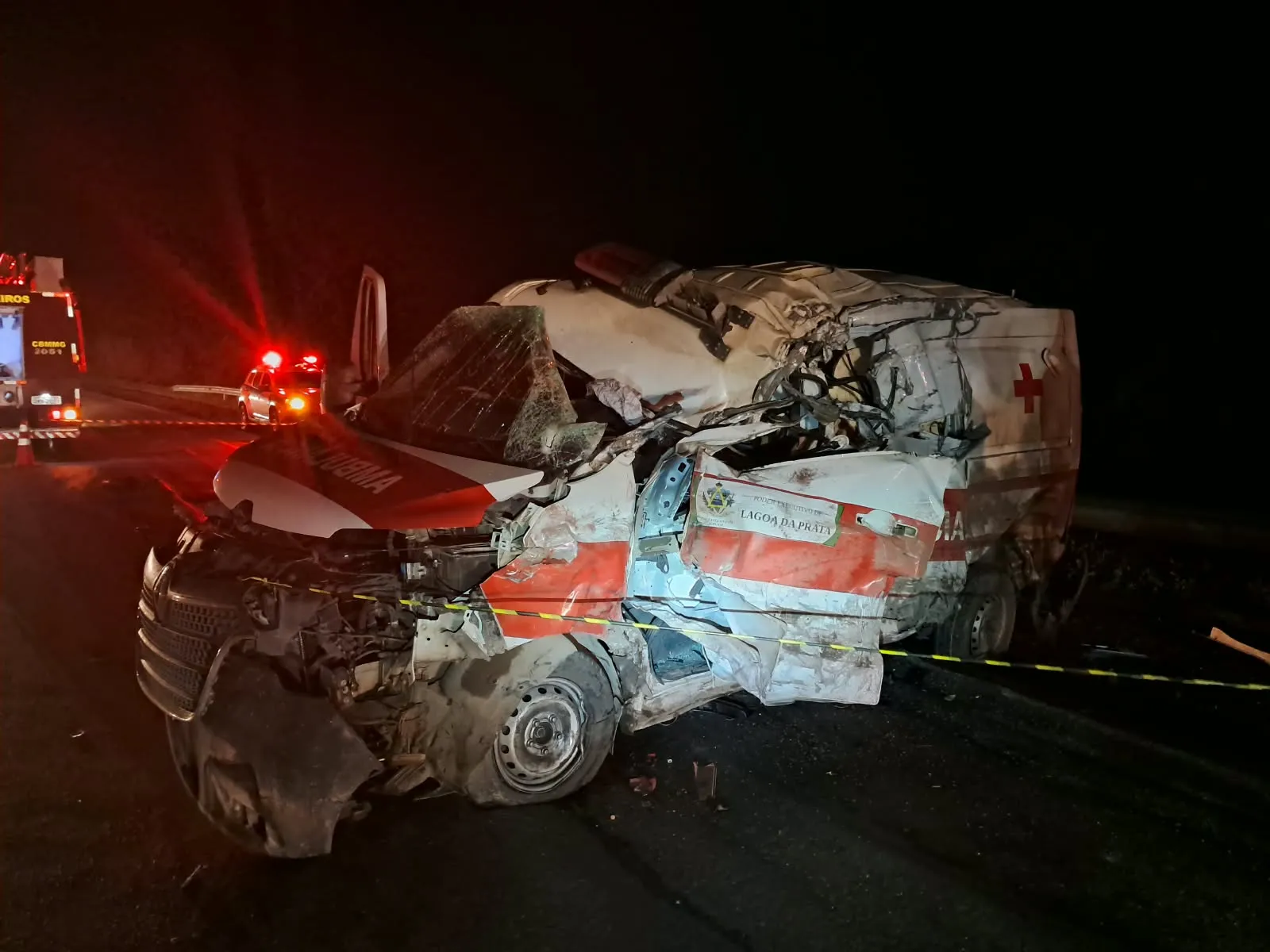 Motorista de ambulância morre após batida com carreta na BR-354, em MG